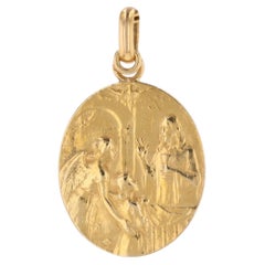 French 20th Century 18 Karat Yellow Gold First Communion Dropsy Medal Pendant