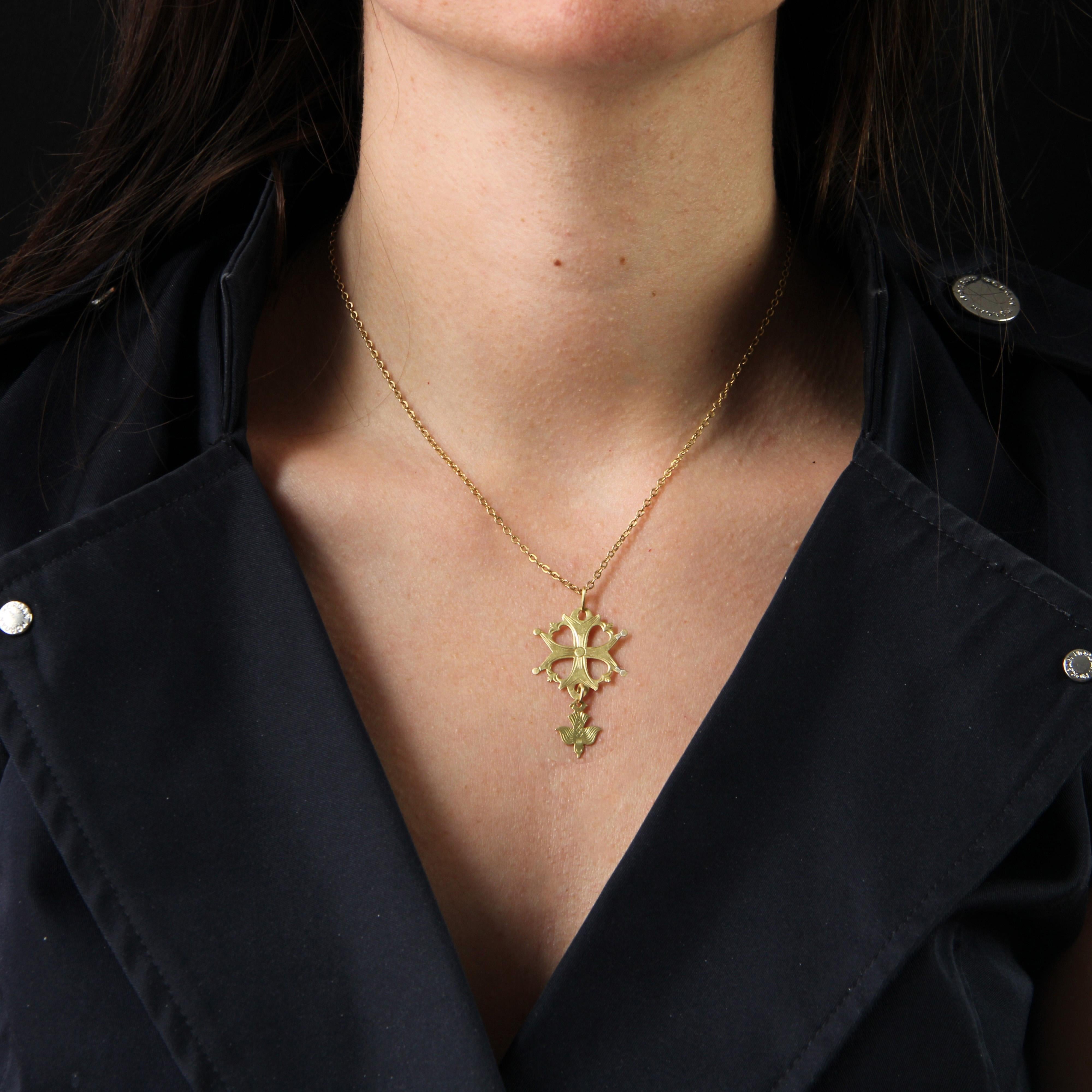 Pendant in 18 karat yellow gold.
This pendant features a Huguenot cross in chased yellow gold.
Pendant sold alone without its presentation chain.
Height : 4,4 cm, width : 2,2 cm, thickness : 0,3 mm approximately.
Total weight of the jewel : 1,6 g