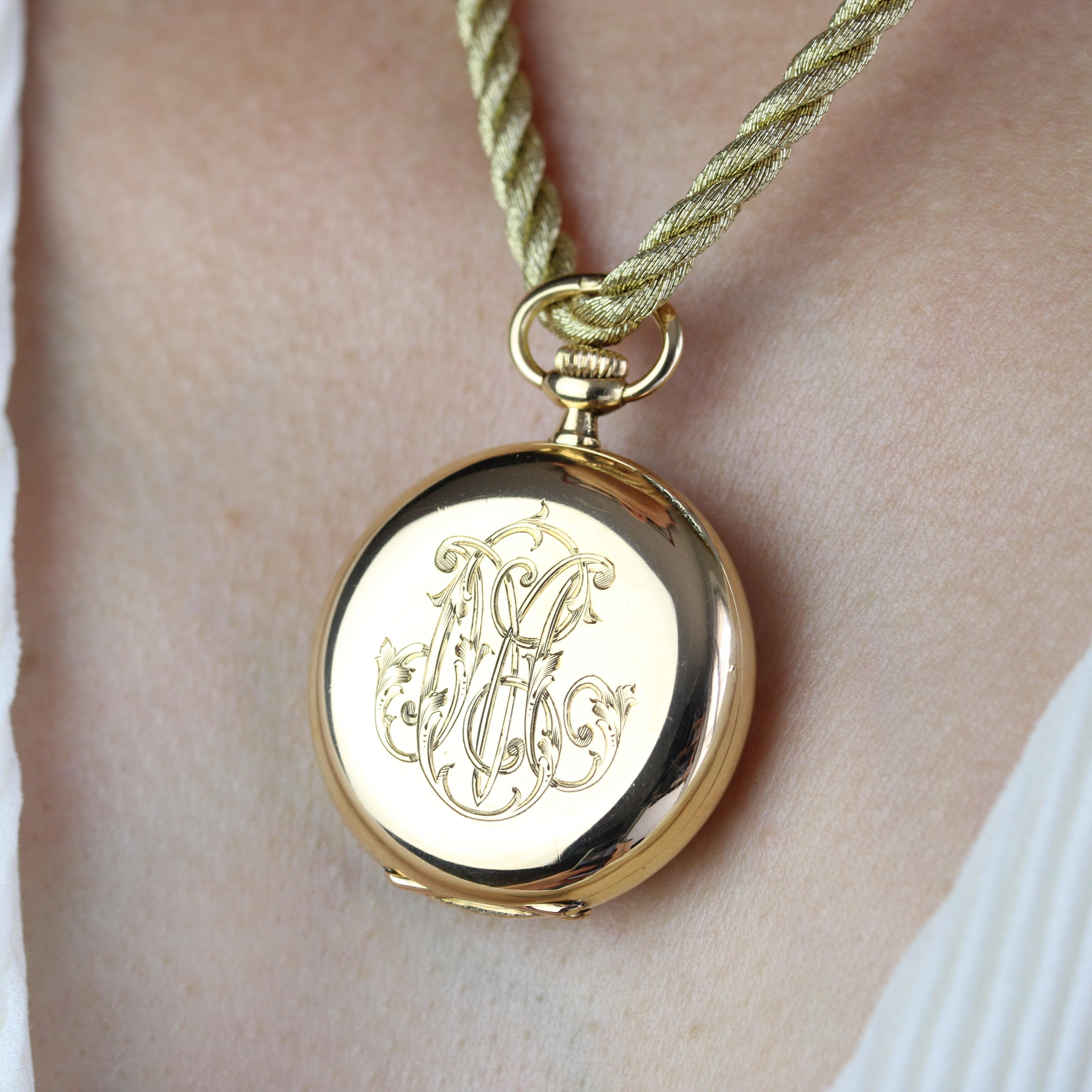 Pendentif en or jaune 18 carats initiales de montre de poche française du 20e siècle en vente 3