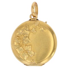 French 20th Century 18 Karat Yellow Gold Ivy Leaves Medallion