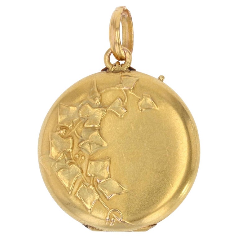 French 20th Century 18 Karat Yellow Gold Ivy Leaves Medallion For Sale ...