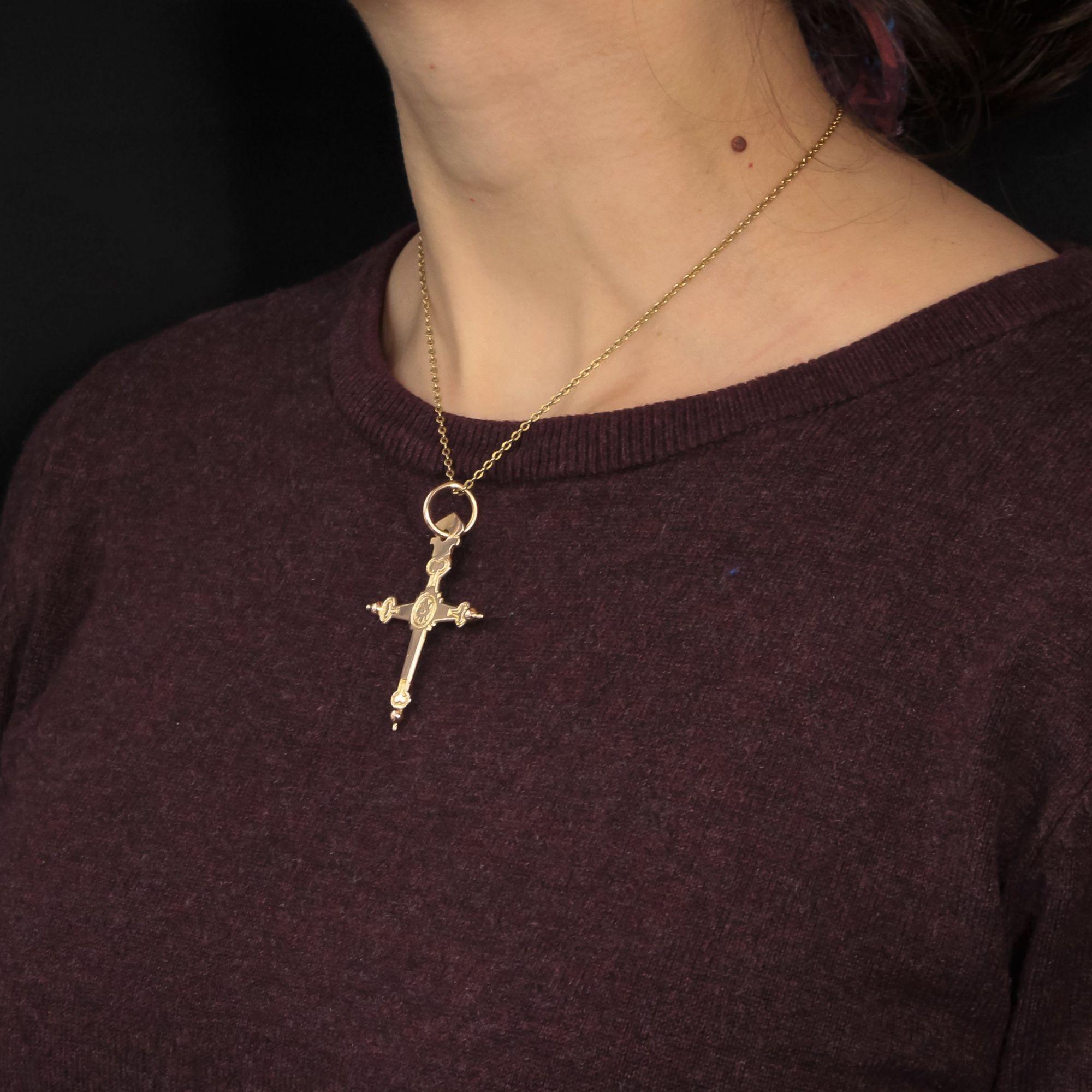 Cross in 18 Karat yellow gold, horse's head hallmark.
A real antique jewel, it is adorned on one side in the center with a flower and on the other side with a holy spirit.
Height : 5.6 cm, width : 4 cm.
Total weight of the jewel : approximately 6.4