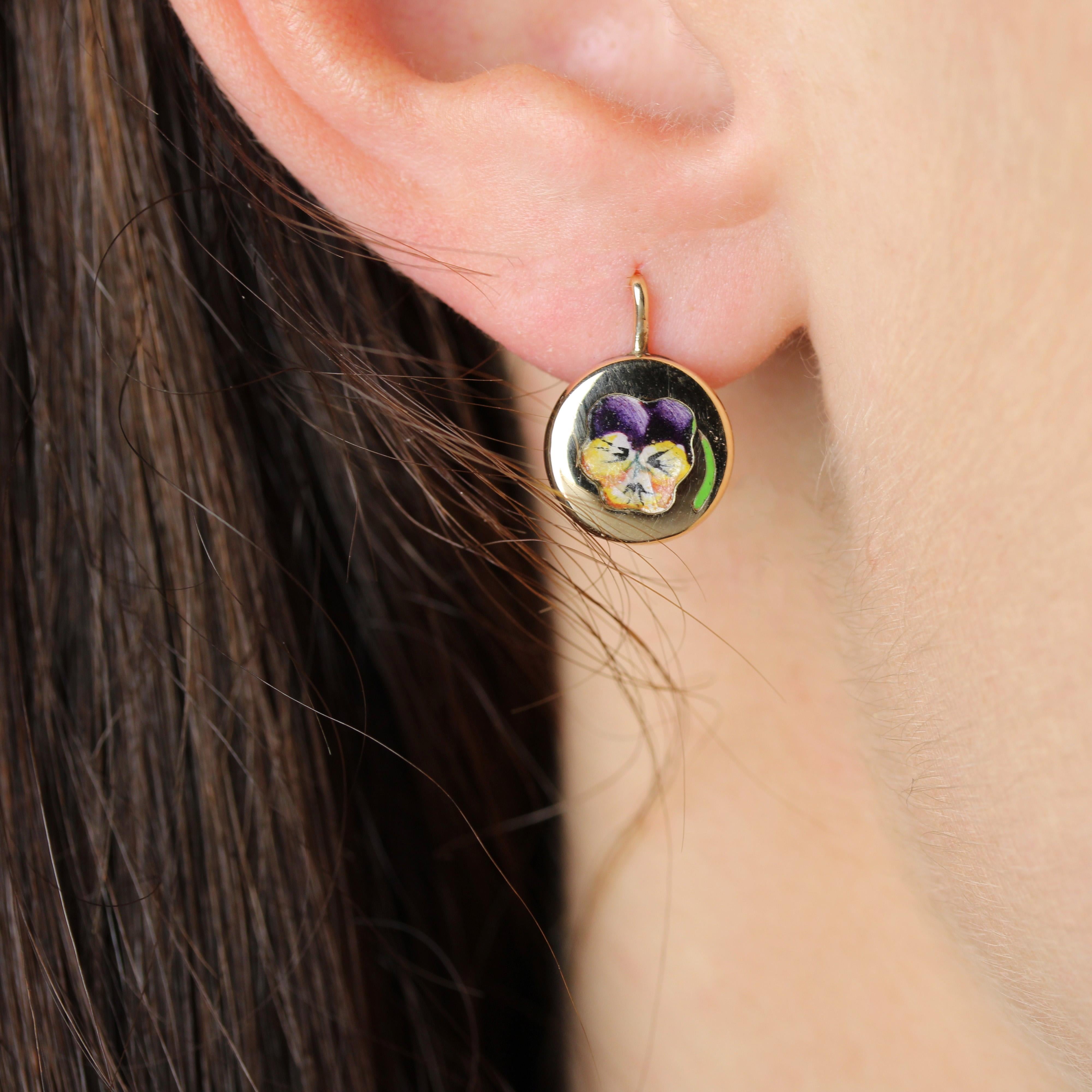 Orecchini a forma di viola smaltati in oro giallo 18 carati del 20° secolo in vendita 1