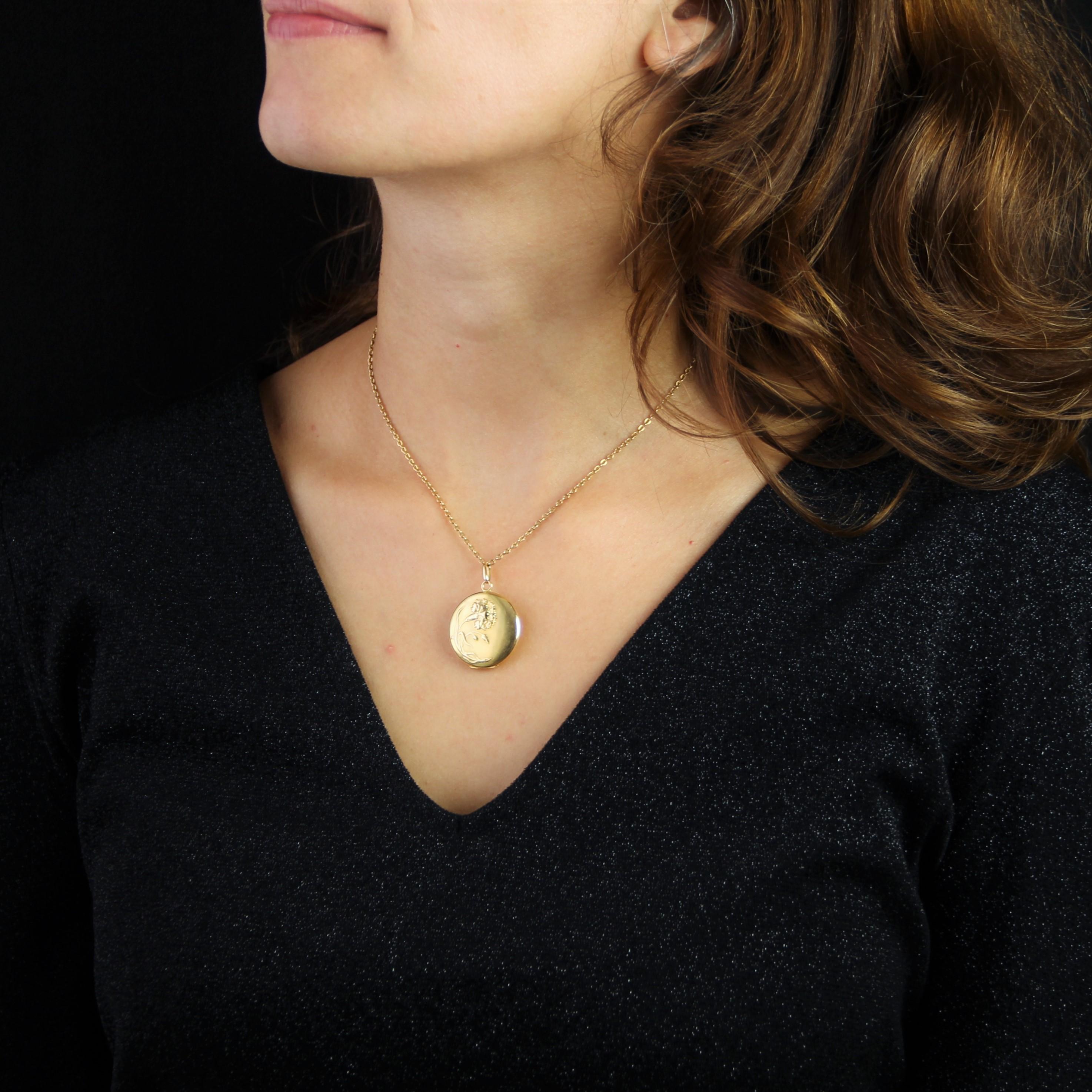 Medallion in 18 karat yellow gold, eagle head hallmark.
Delightful antique pendant in gold it is decorated on each face of a floral pattern representing a marigold. It is opening and allows to keep in its bosom a memory.
Height : 3,5 cm, diameter :