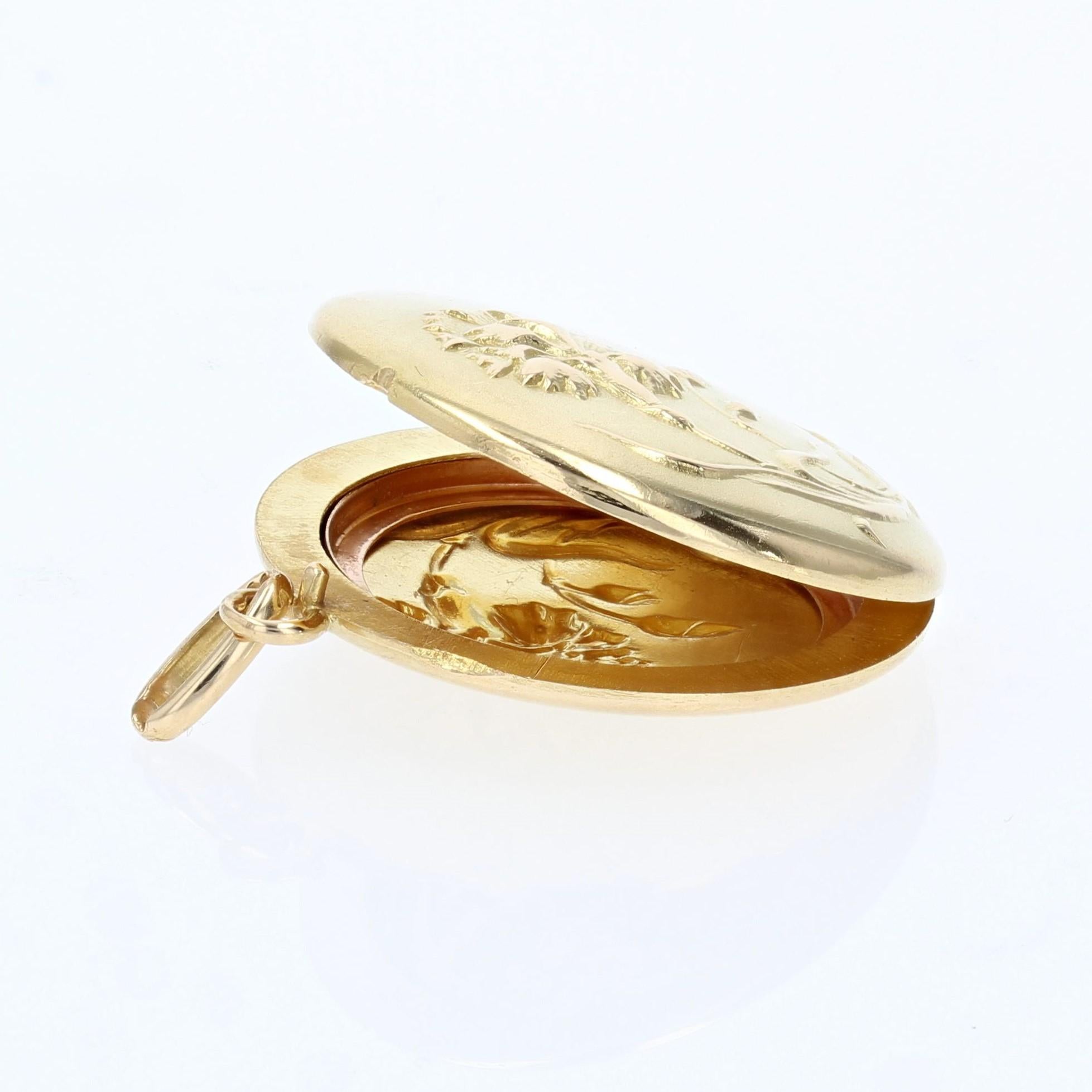 French, 20th Century 18 Karat Yellow Gold Marigold Medallion In Good Condition In Poitiers, FR