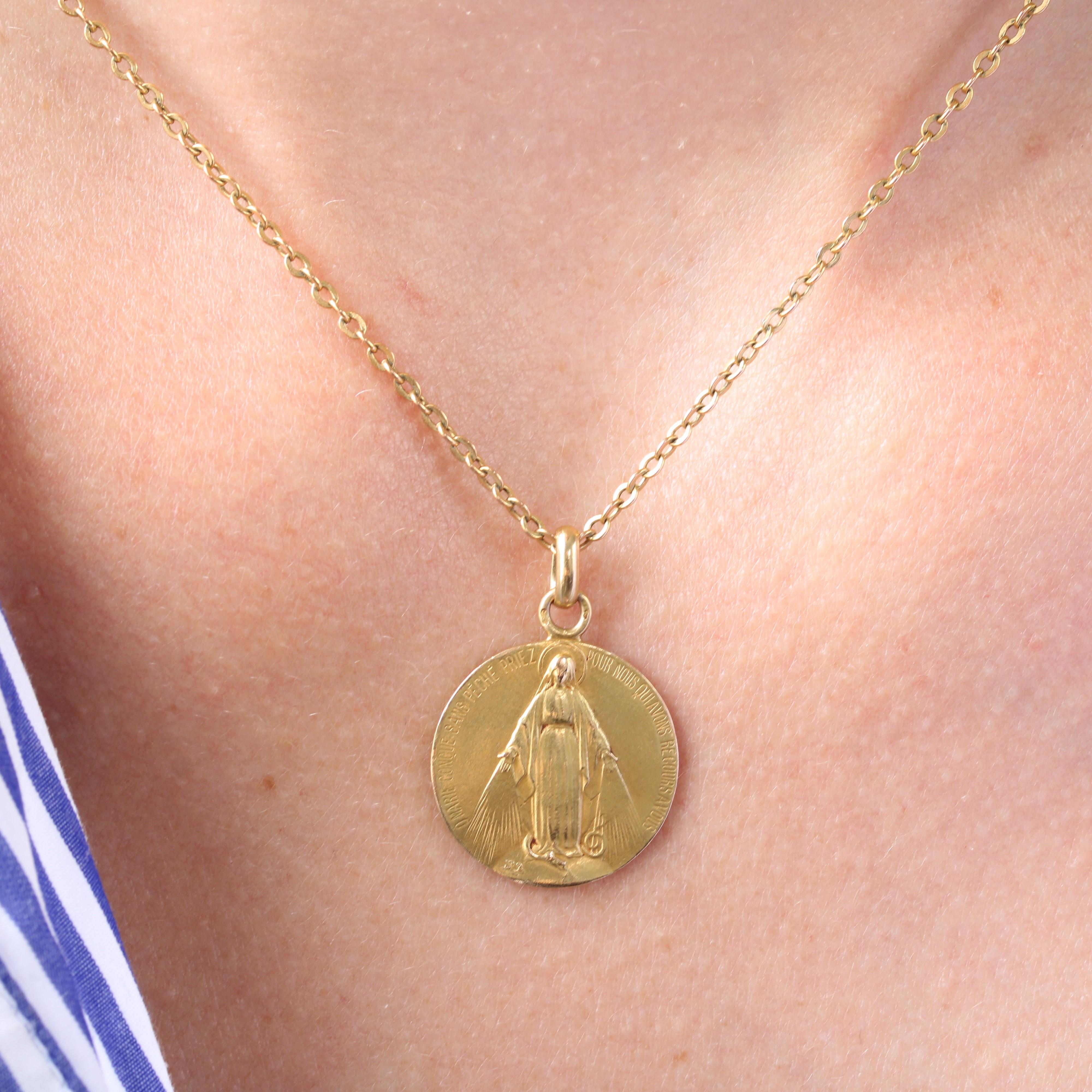 French 20th Century 18 Karat Yellow Gold Miraculous Medal Pendant In Good Condition In Poitiers, FR
