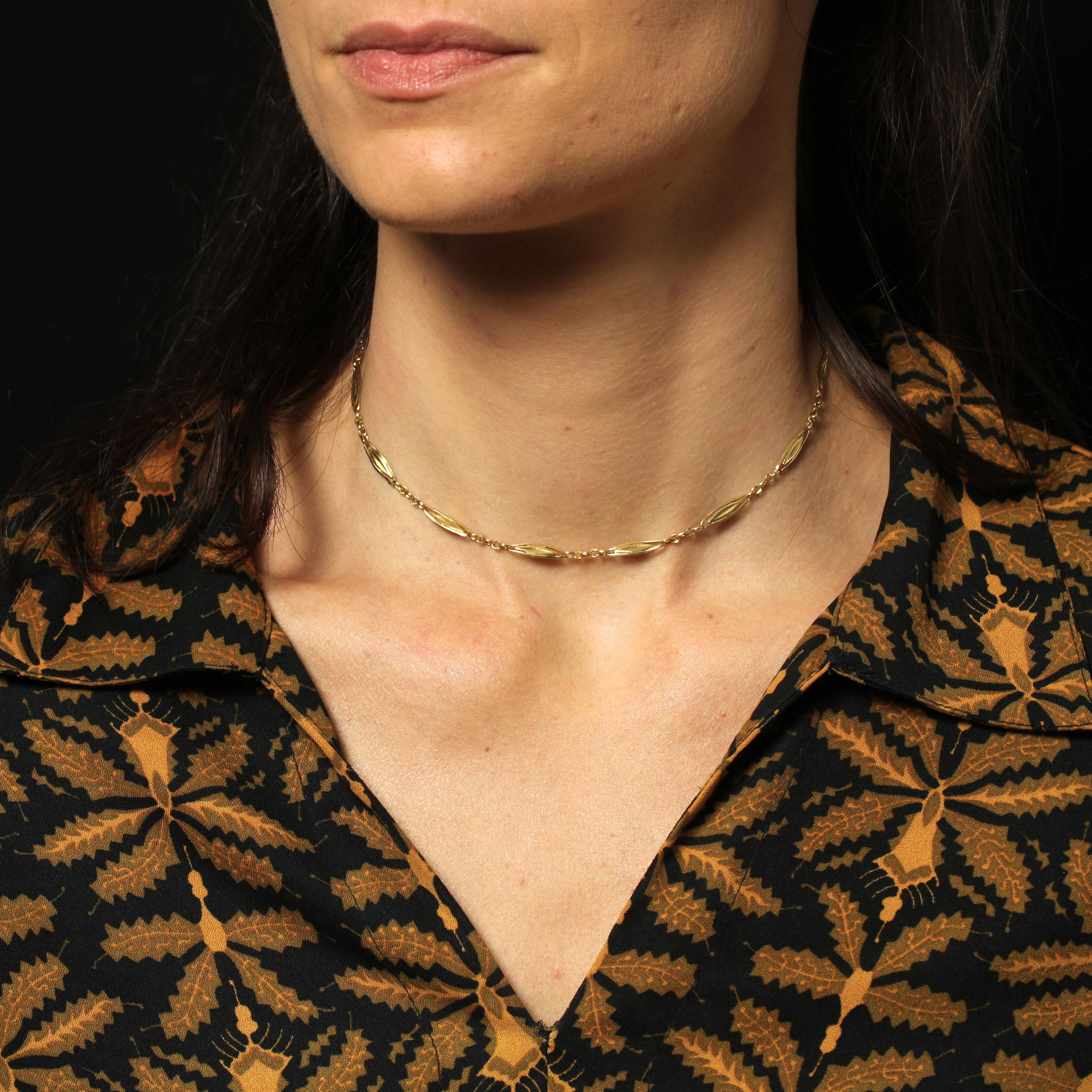 Chain in 18 karat yellow gold, eagle head hallmark.
Antique chain with slightly openwork navette motifs separated by oval gold rings. The clasp is a snap hook.
Dimensions :
Length : 34.5 cm approximately.
Width : 3.6 mm approximately.
Total weight :