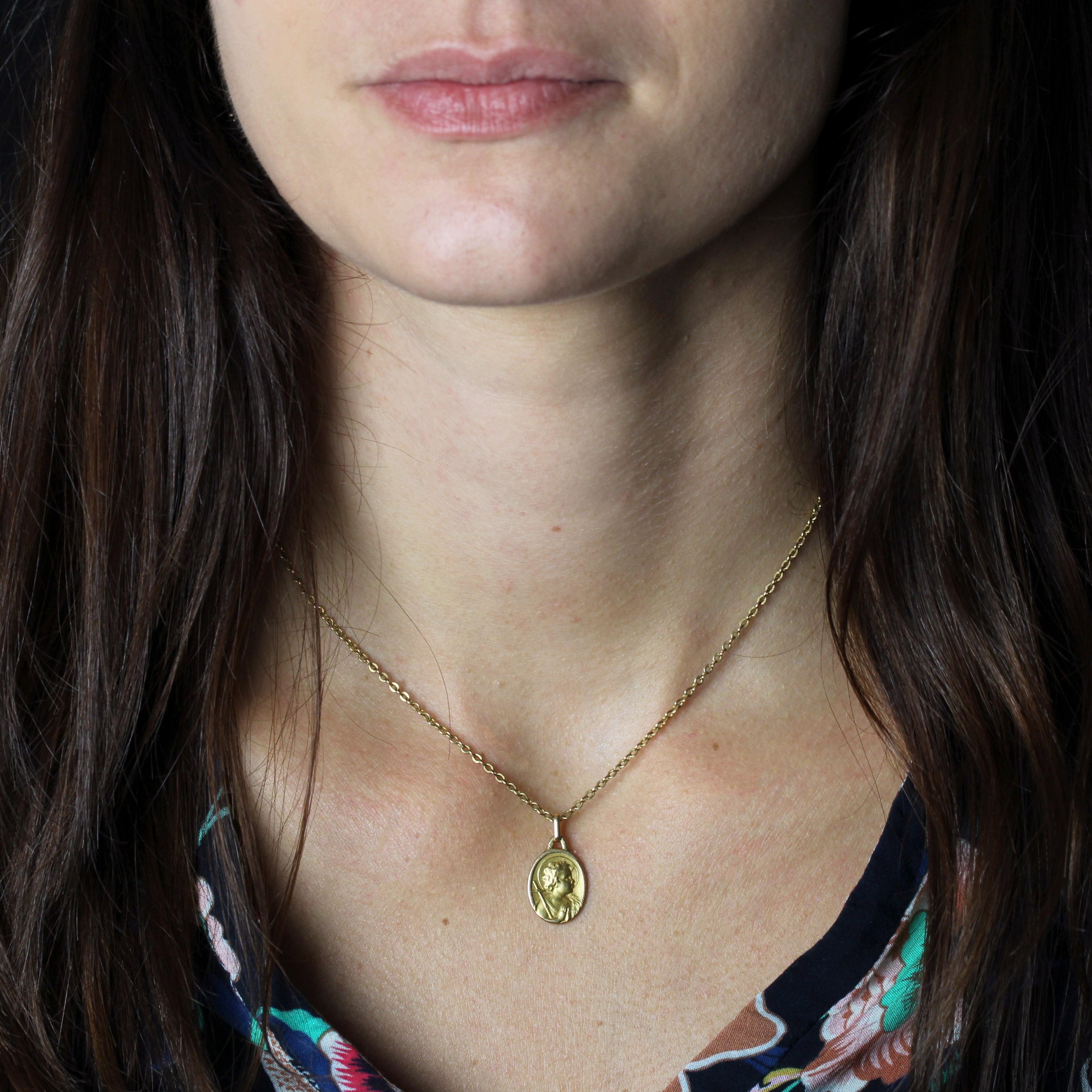 Médaille en or jaune 18 carats, poinçon tête d'aigle.
Cette médaille de forme ovale est gravée d'un ange en prière tenant une croix.
Pendentif vendu seul sans sa chaîne de présentation.
Hauteur : 2,2 cm environ, largeur : 12 mm environ, épaisseur :