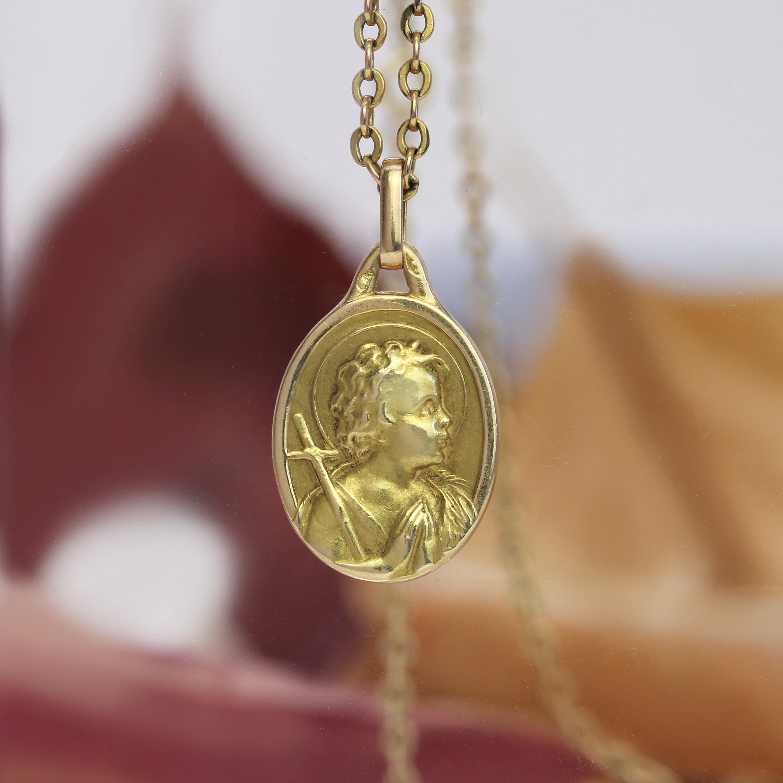Belle Époque Pendentif médaille ange priant en or jaune 18 carats français du 20e siècle en vente