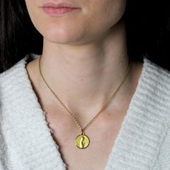 Pendentif français du 20ème siècle en or jaune 18 carats avec médaille de la Vierge priant