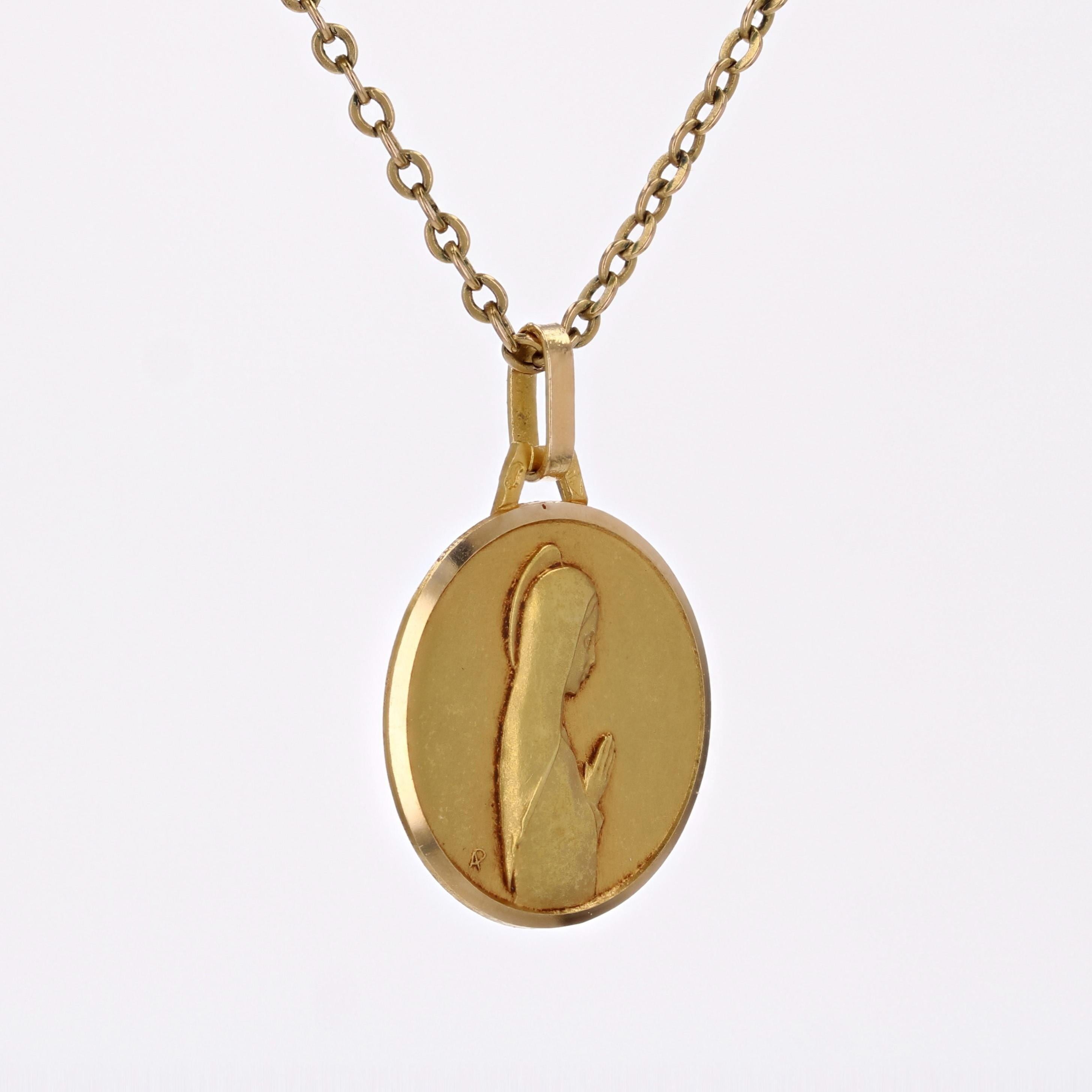 French 20th Century 18 Karat Yellow Gold Praying Virgin Medal Pendant In Excellent Condition For Sale In Poitiers, FR
