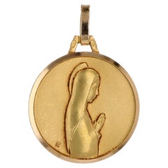 Pendentif français du 20ème siècle en or jaune 18 carats avec médaille de la Vierge priant