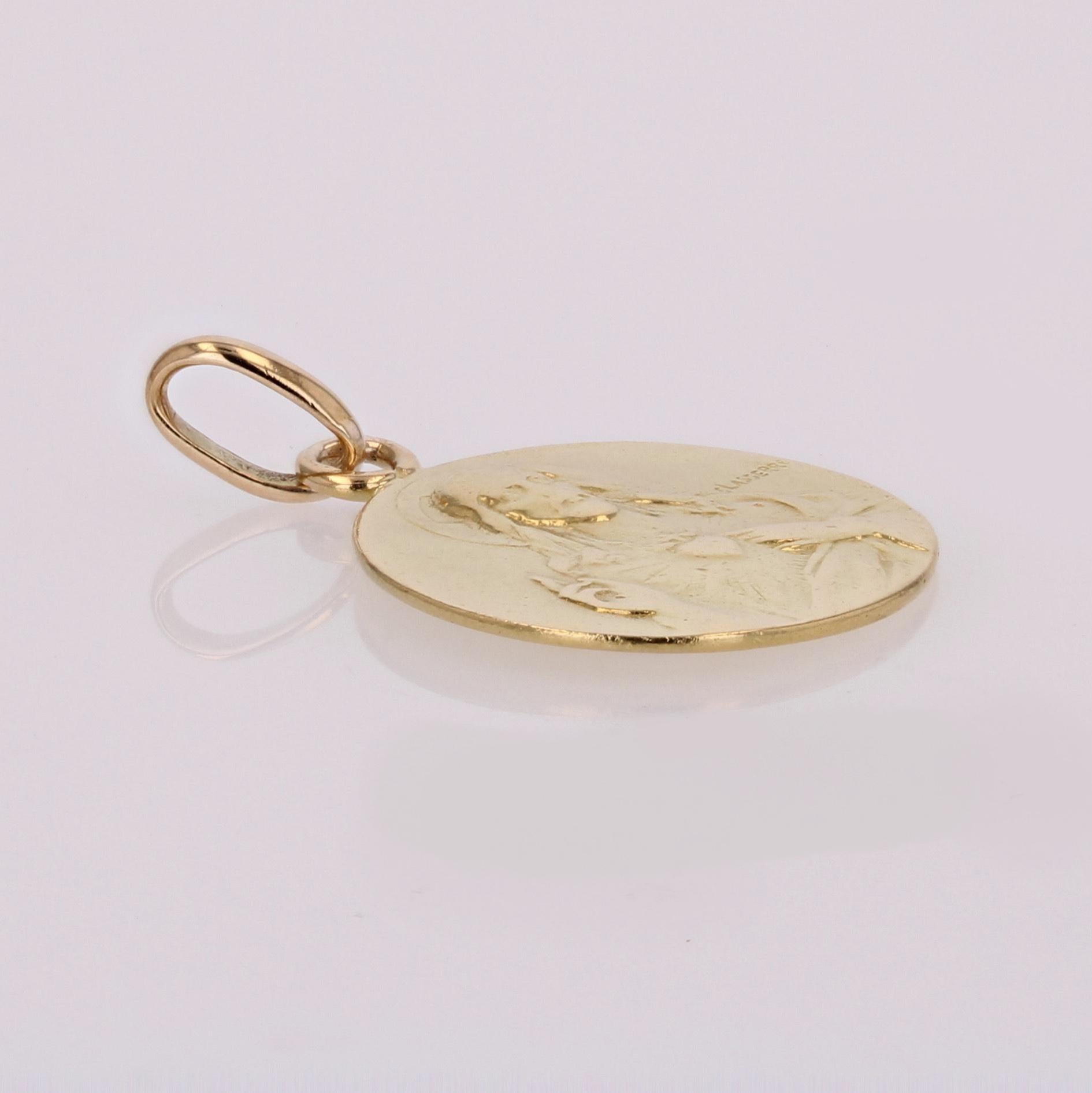 Französischer geschwungener Medaillon-Anhänger aus 18 Karat Gelbgold, signiert Lasserre, 20. Jahrhundert (Belle Époque)