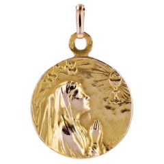Pendentif français du 20ème siècle en or jaune 18 carats avec médaille de la Vierge et de la Chalice