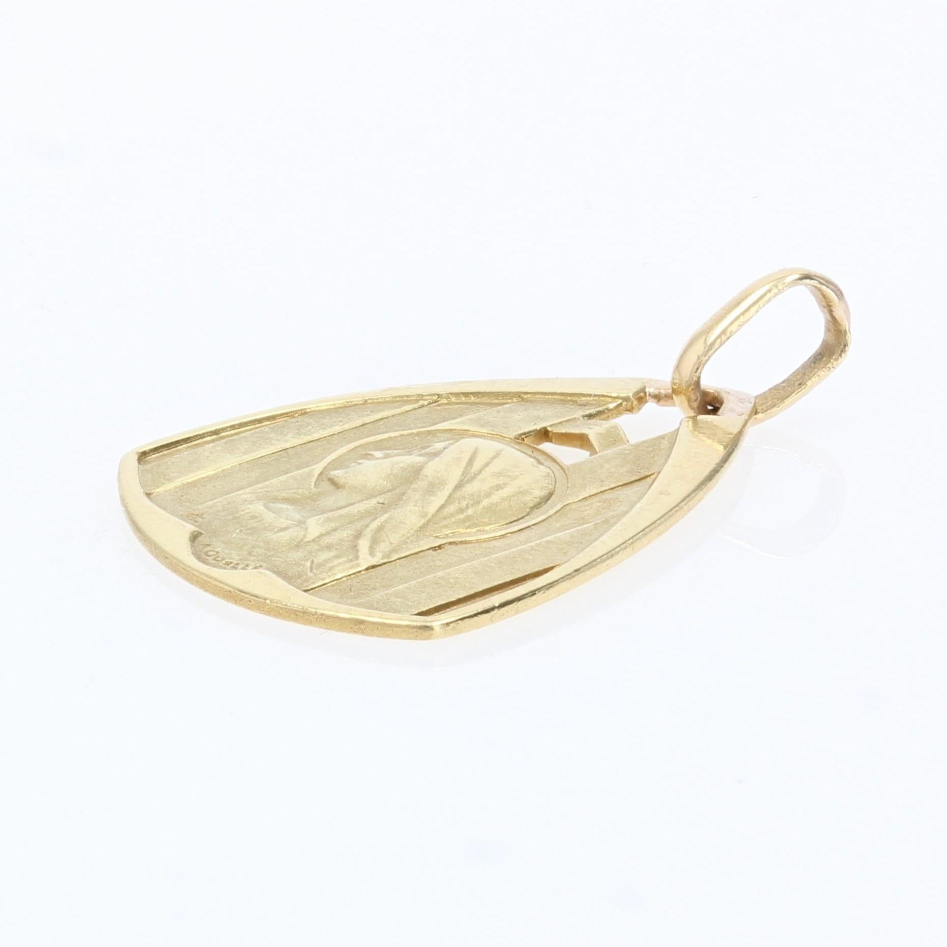 Medal in 18 karat yellow gold.
Of triangular shape slightly rounded, this religious pendant in yellow gold represents the Virgin haloed. The back of this medal is smooth. Medal signed A.Oualle.
Pendant sold alone without its chain of