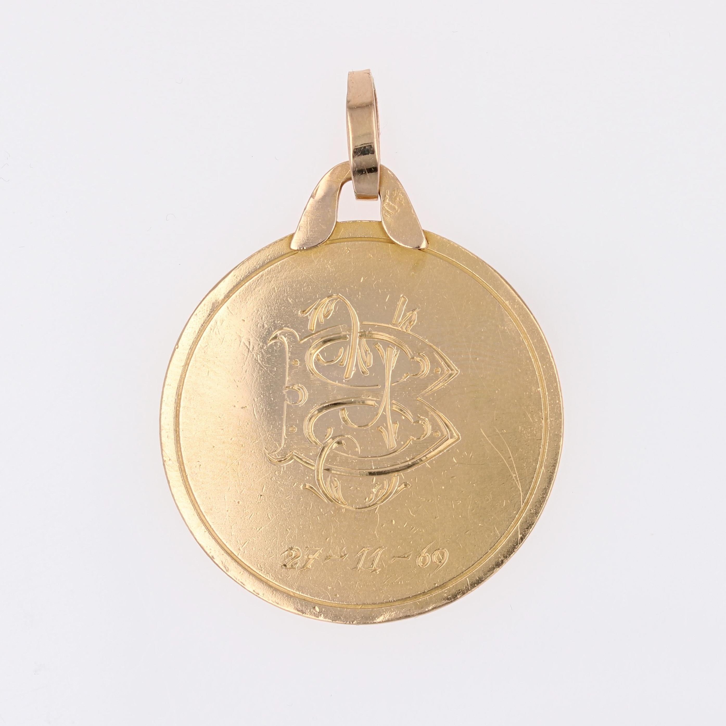 French 20th Century 18 Karat Yellow Gold Virgin Mary Medal In Good Condition In Poitiers, FR