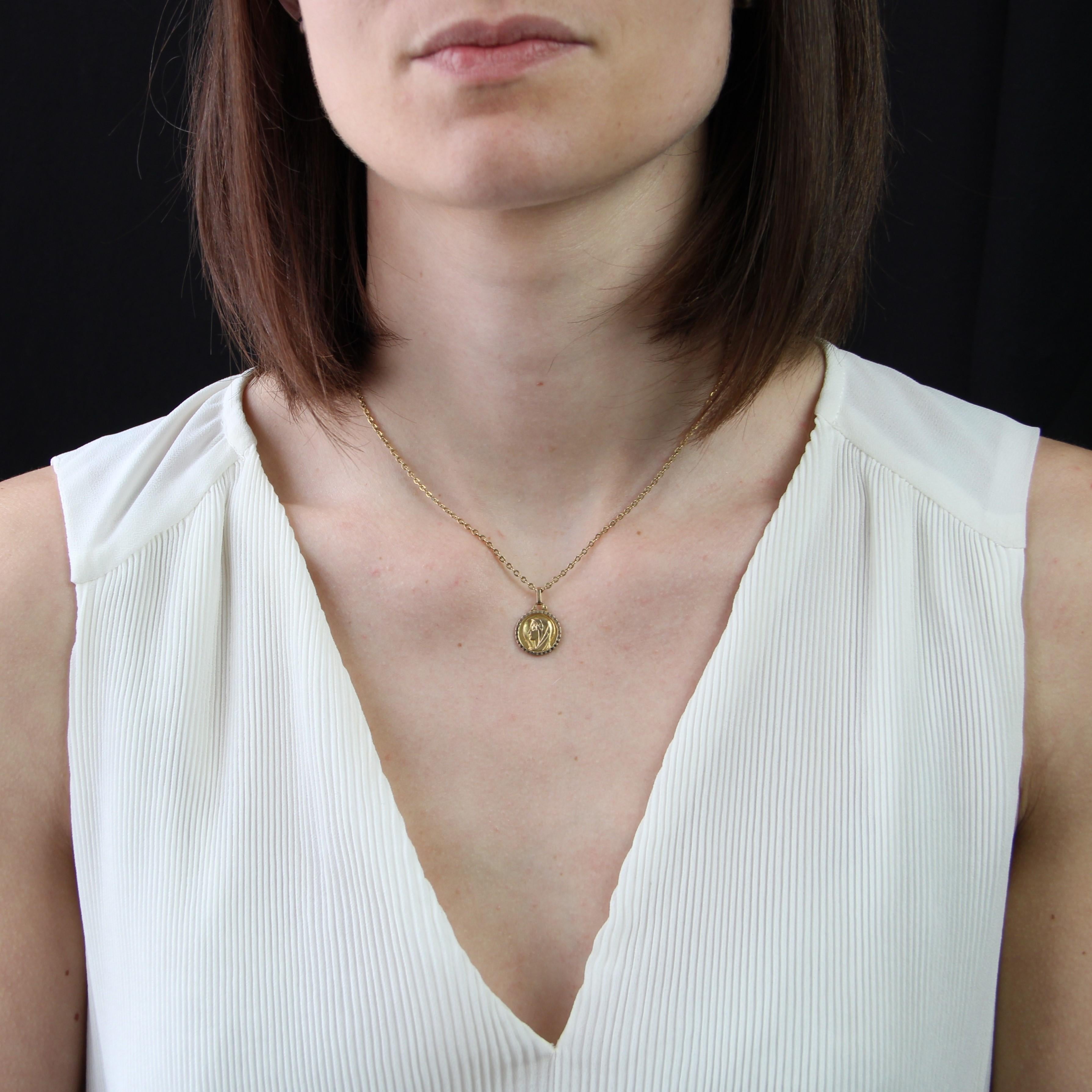 Medal in 18 karat yellow gold, eagle head hallmark.
A small, round medal featuring the profile of the Virgin Mary surrounded by a faceted gold border.
Pendant sold alone without its chain of presentation.
Height : 2,1 cm approximately, width : 13.8