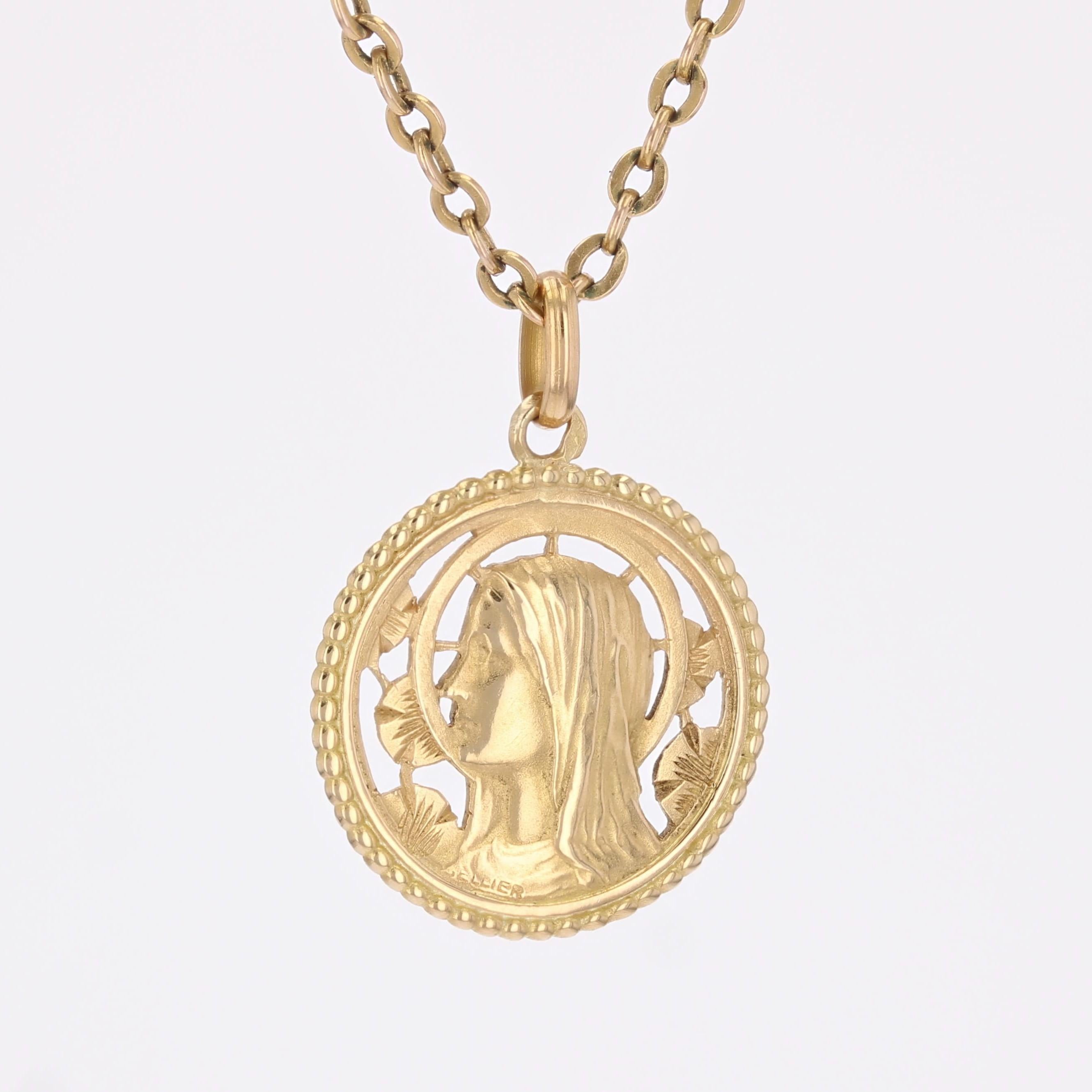 French 20th Century 18 Karat Yellow Gold Virgin Mary Openwork Medal Pendant In Good Condition In Poitiers, FR