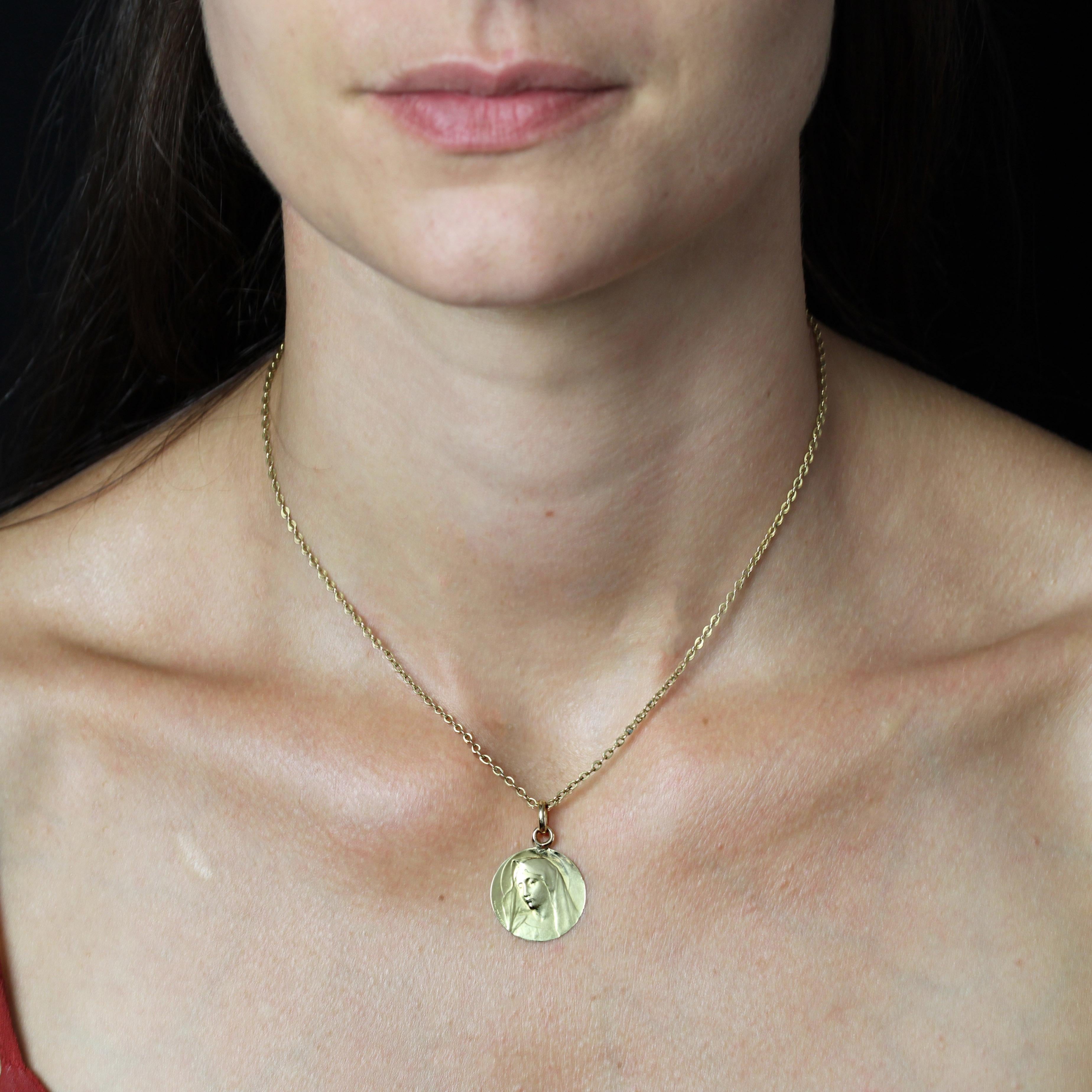 Medaille aus 18 Karat Gelbgold.
Eine schöne runde Medaille, die die Jungfrau Maria mit einem Heiligenschein darstellt. Die Rückseite ist mit den Initialen graviert.
Religiöser Anhänger signiert E. Dropsy.
Der Anhänger wird ohne seine