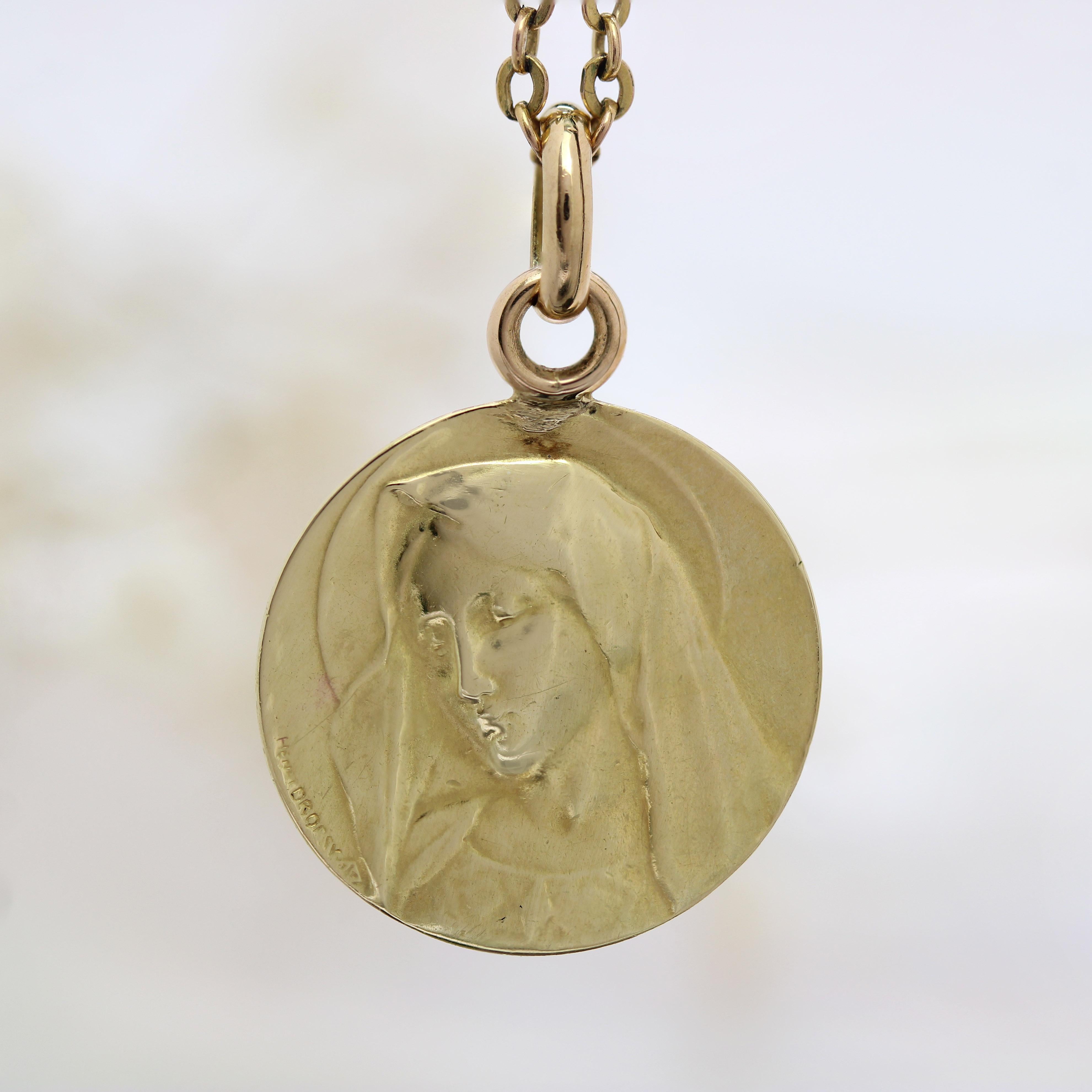 Französisch 20. Jahrhundert 18 Karat Gelbgold Jungfrau Maria signiert Dropsy Medal Anhänger (Belle Époque) im Angebot