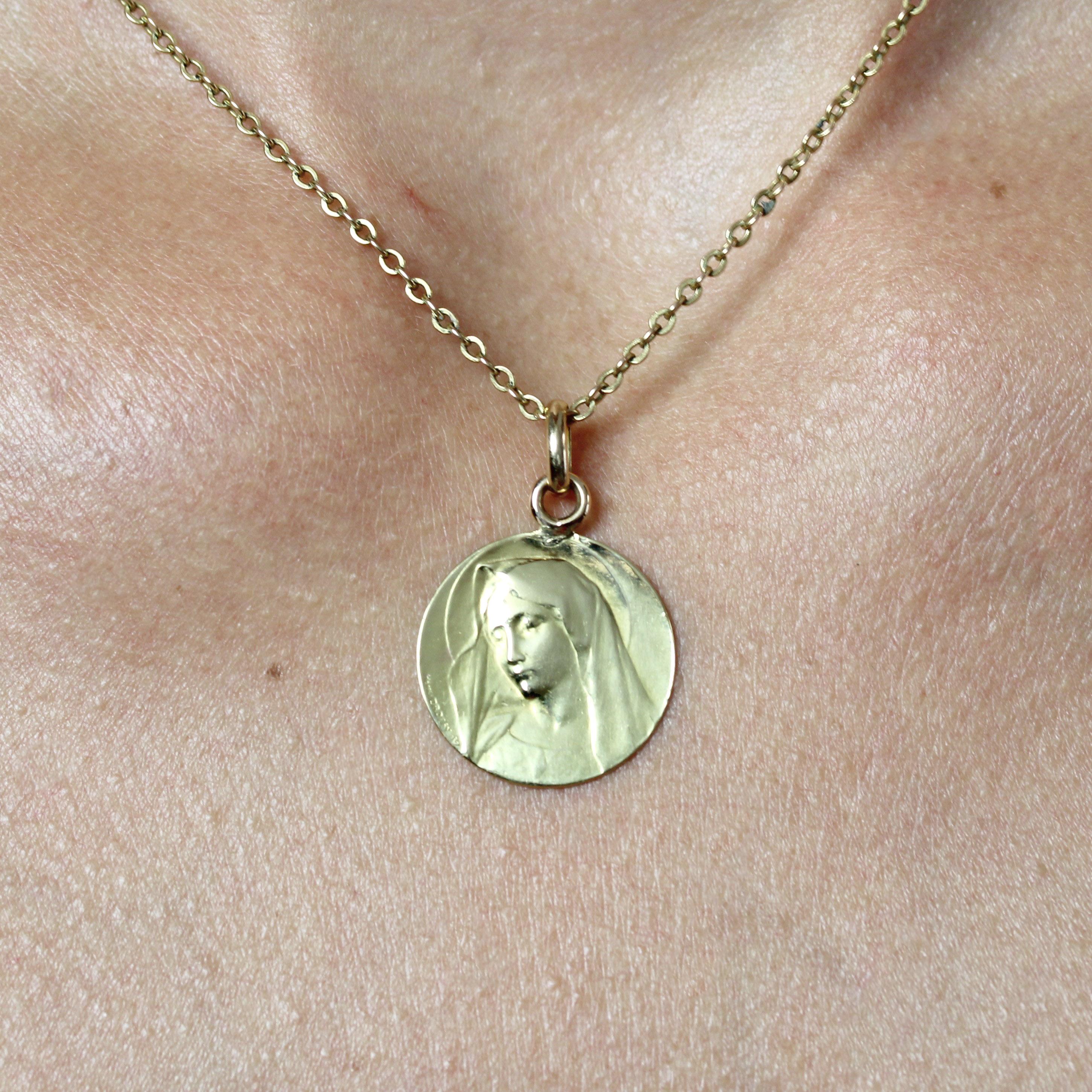 Französisch 20. Jahrhundert 18 Karat Gelbgold Jungfrau Maria signiert Dropsy Medal Anhänger im Angebot 1
