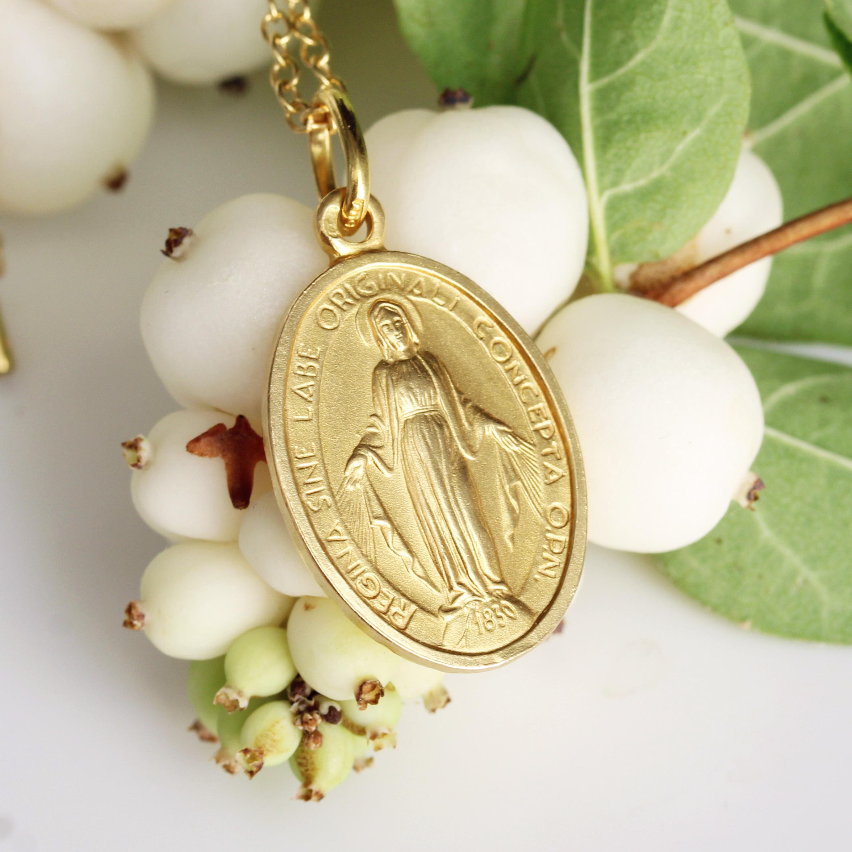 Belle Époque French 20th Century 18 Karat Yellow Gold Virgin Miraculous Medal Pendant
