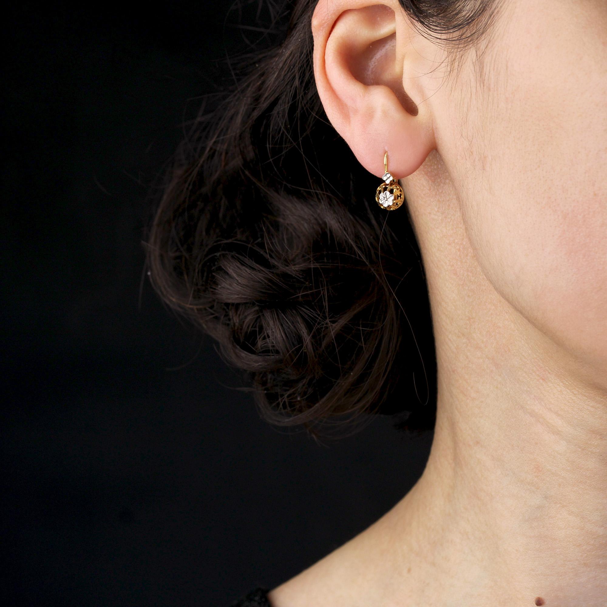Pour les oreilles percées.
Boucles d'oreilles en or jaune et blanc 18 carats, poinçon tête d'aigle.
Charmantes boucles d'oreilles à levier en or jaune, chacune ornée d'une applique en or blanc représentant une fleur, surmontée d'un motif floral plus