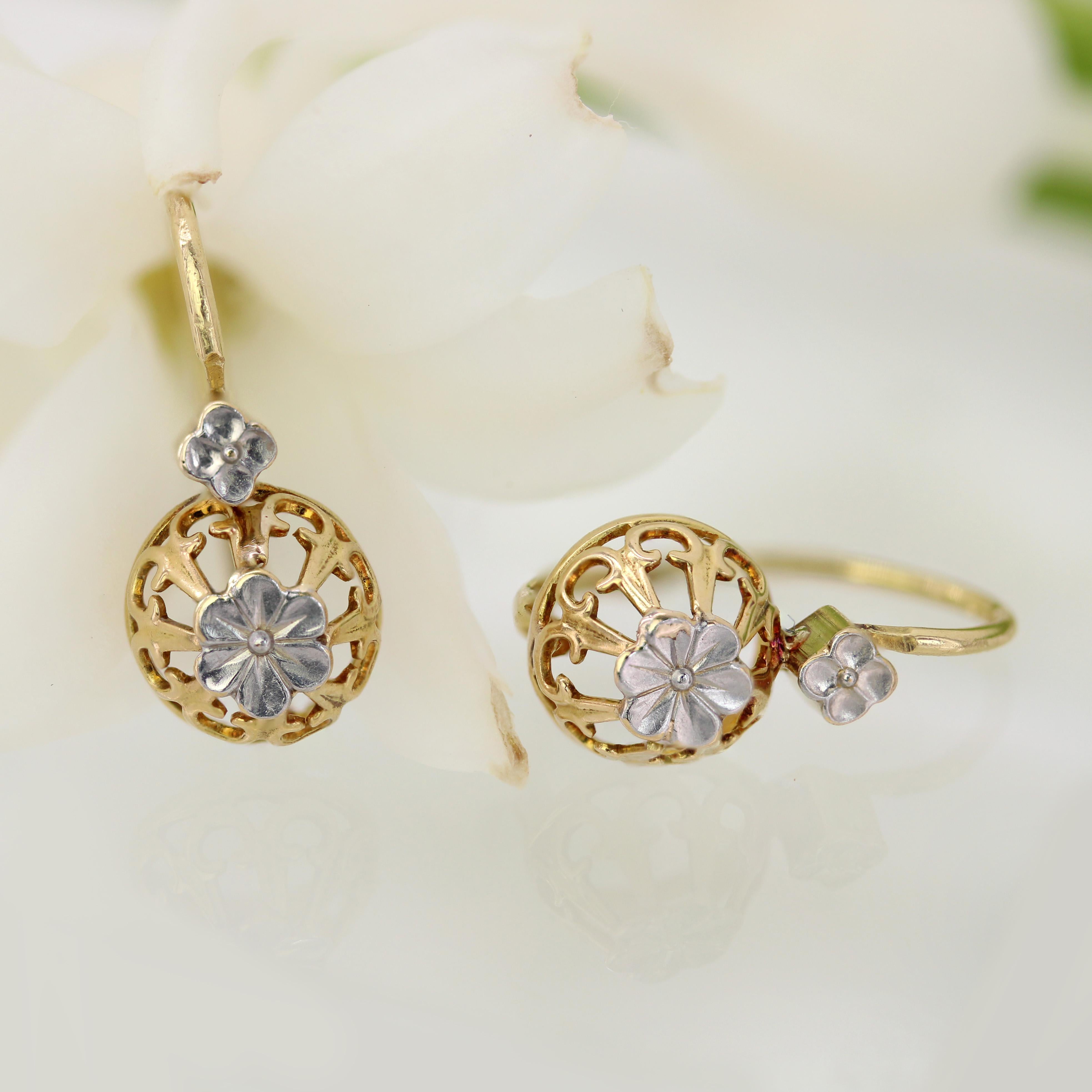 Belle Époque Boucles d'oreilles fleurs françaises du 20ème siècle en or jaune et blanc 18 carats en vente