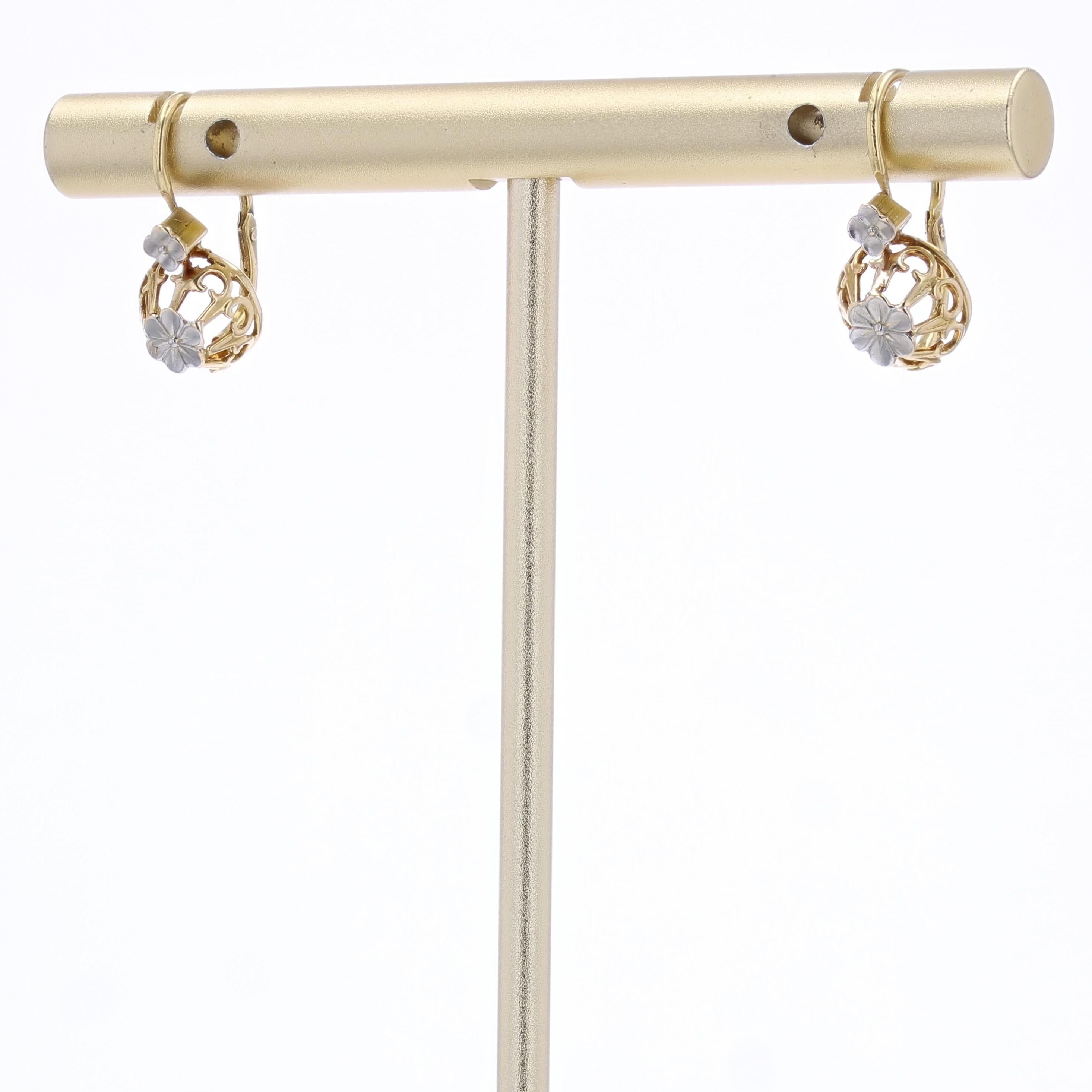 Boucles d'oreilles fleurs françaises du 20ème siècle en or jaune et blanc 18 carats Bon état - En vente à Poitiers, FR