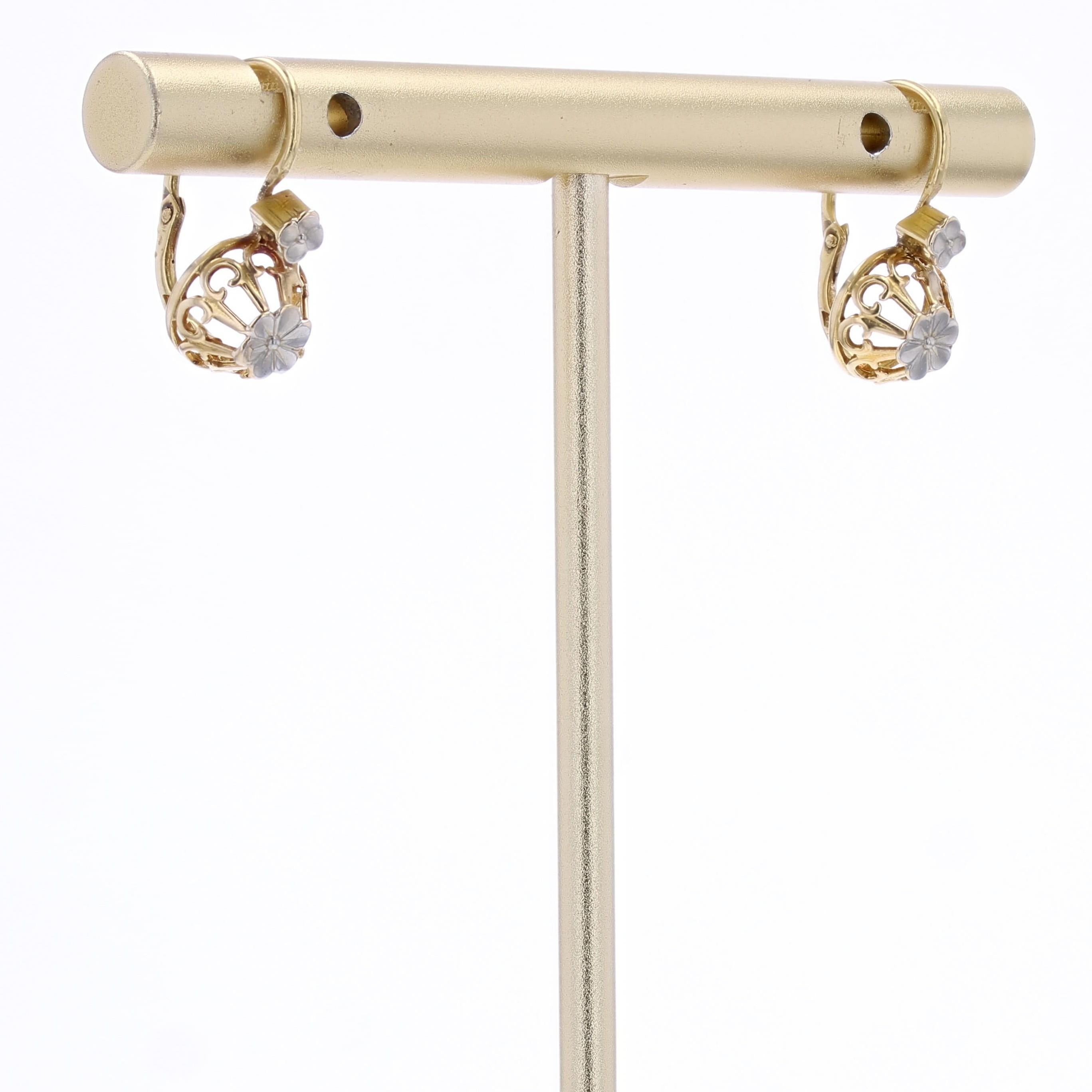 Boucles d'oreilles fleurs françaises du 20ème siècle en or jaune et blanc 18 carats Pour femmes en vente