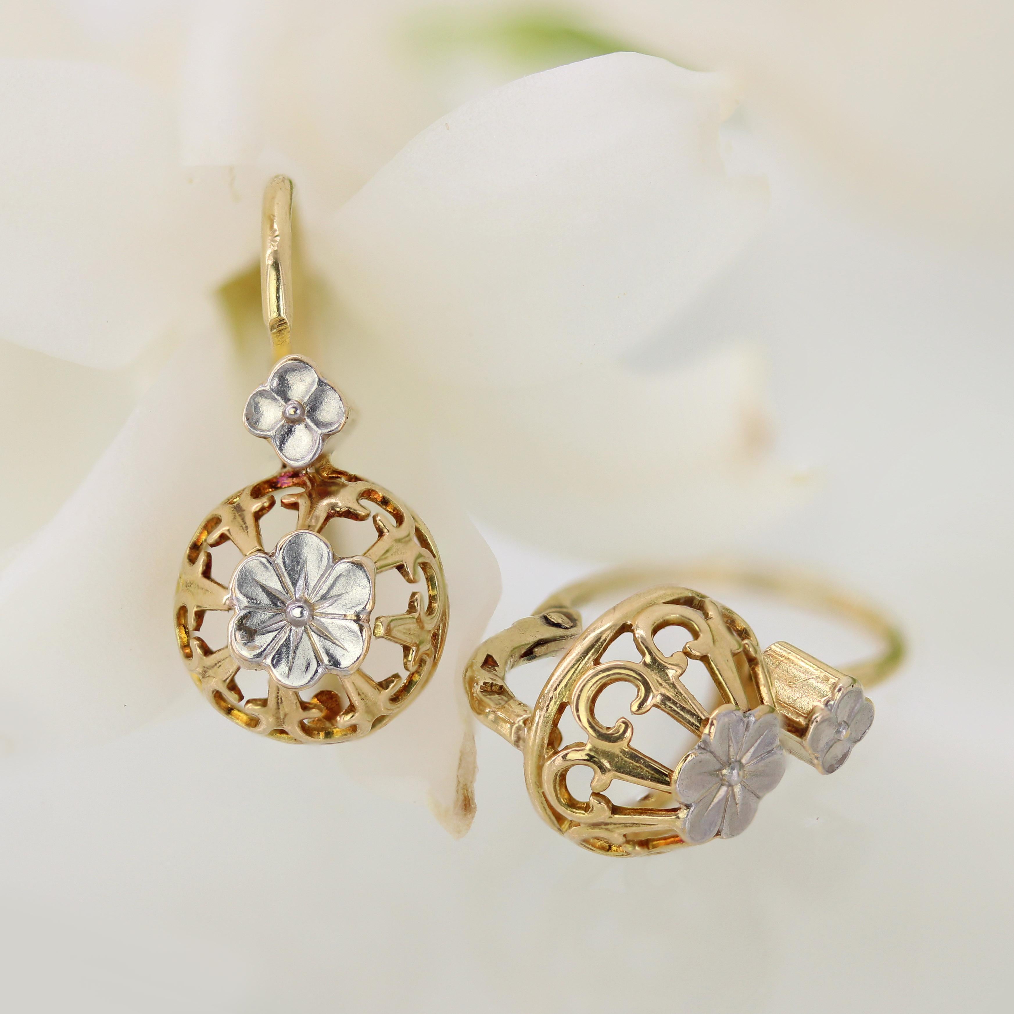 Boucles d'oreilles fleurs françaises du 20ème siècle en or jaune et blanc 18 carats en vente 1