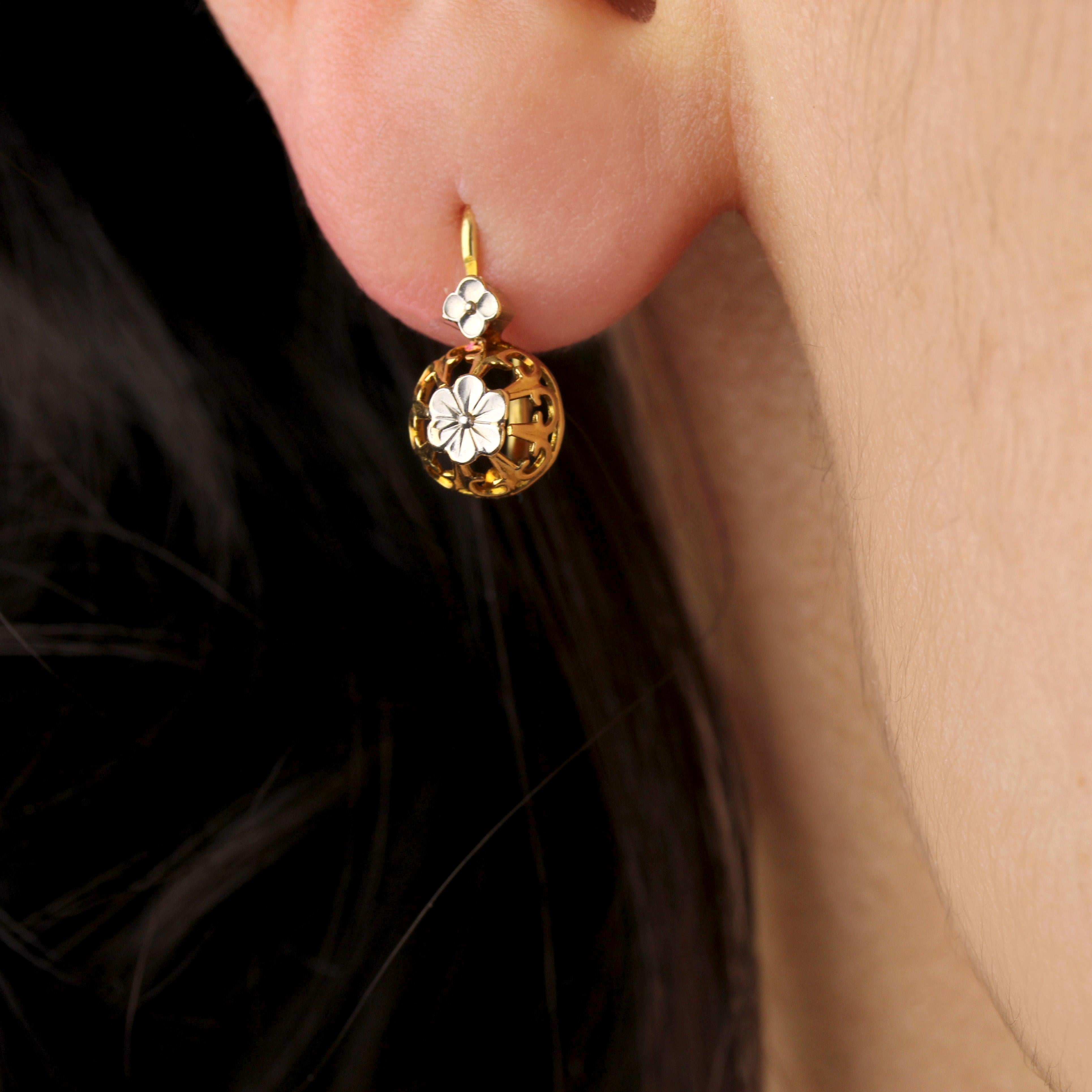 Boucles d'oreilles fleurs françaises du 20ème siècle en or jaune et blanc 18 carats en vente 2