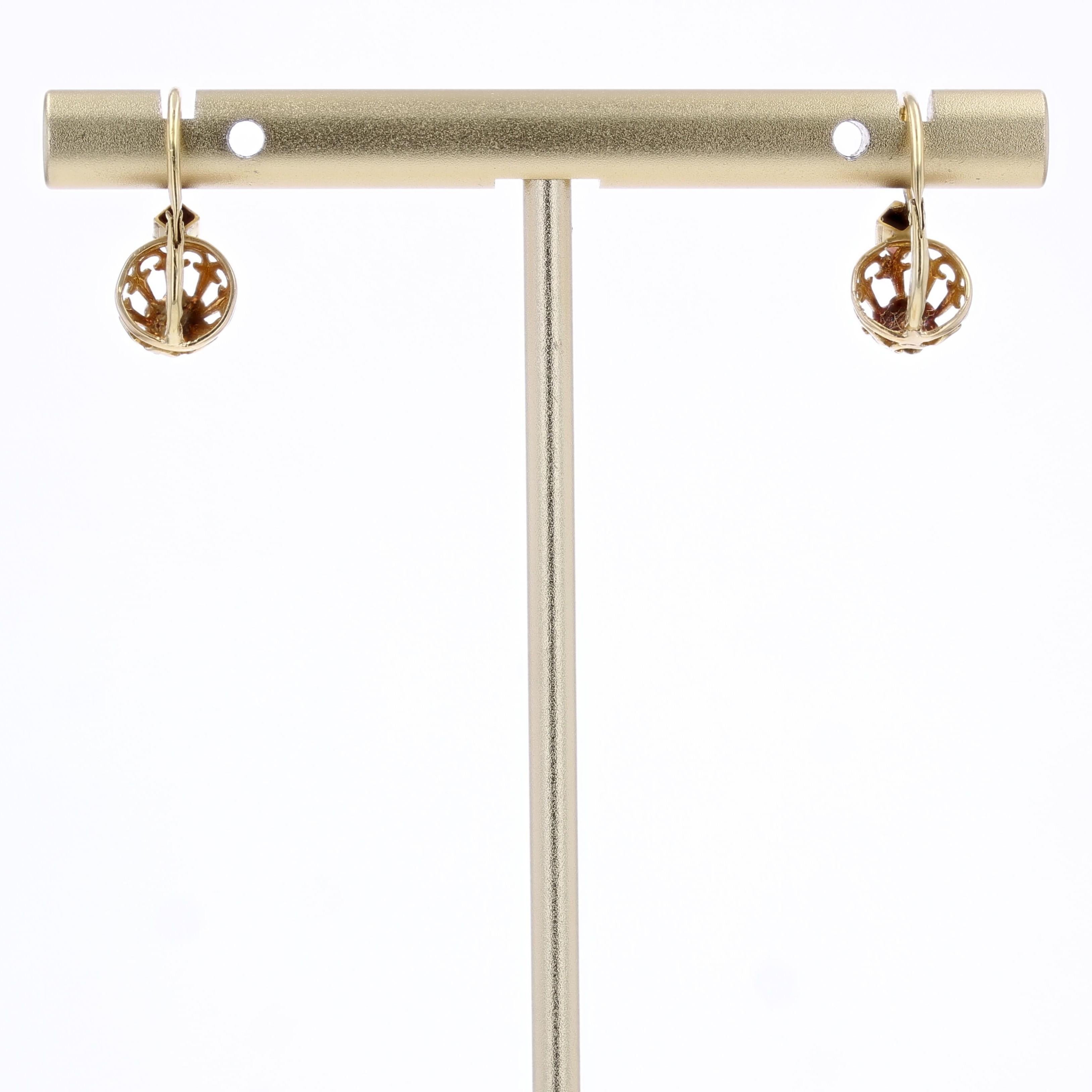 Boucles d'oreilles fleurs françaises du 20ème siècle en or jaune et blanc 18 carats en vente 3