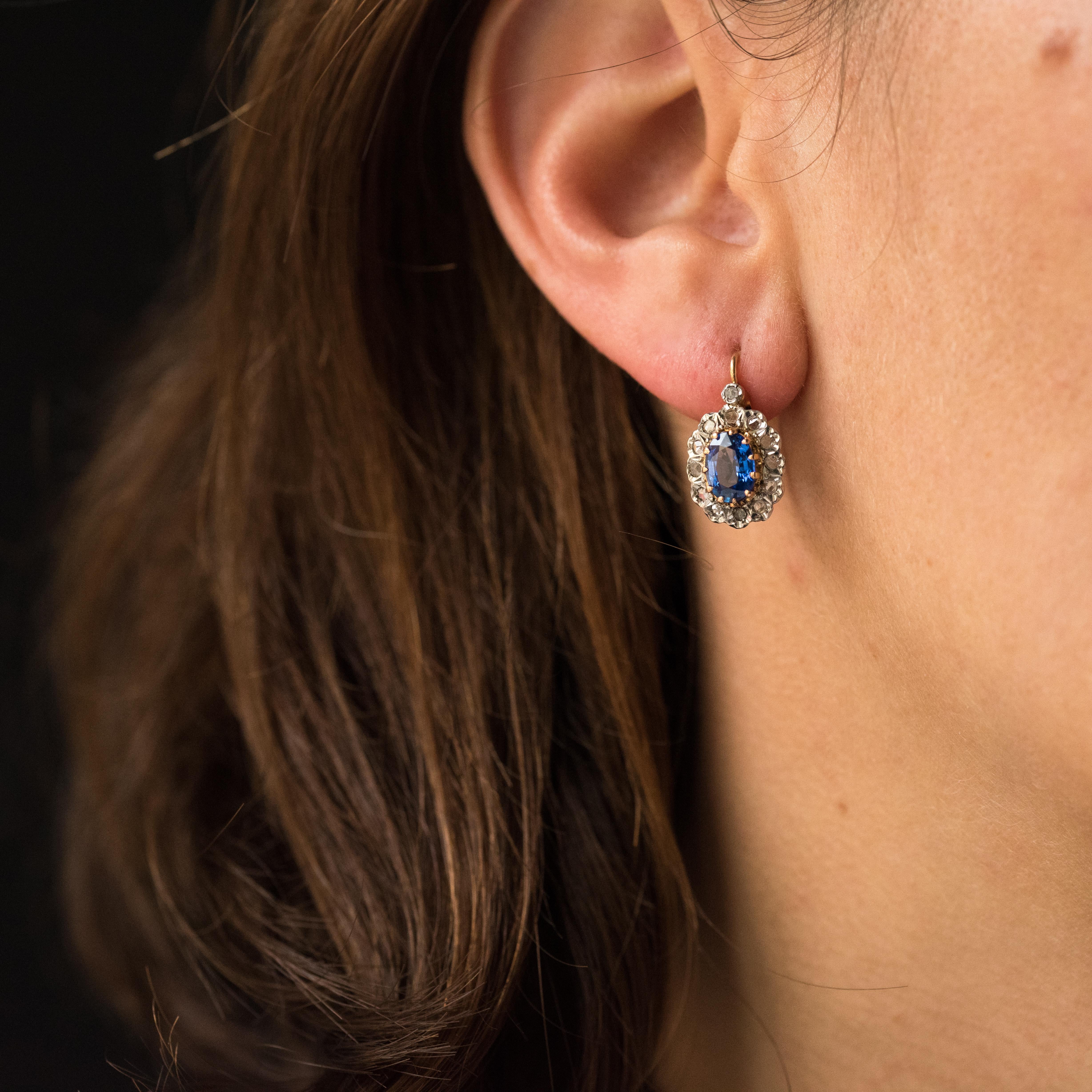 Earrings in 18 karats yellow gold earrings, eagle's head hallmark.
These earrings are composed of an oval sapphire set with claws surrounded by rose-cut diamonds. The clasp system is from the front.
Weight of sapphires: about 2 carats.
Height: 1.6