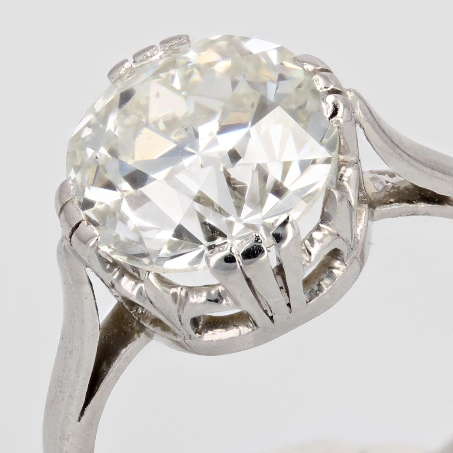 French 20th Century 3, 07 Carats Diamond Platinum Solitaire Ring For Sale 3