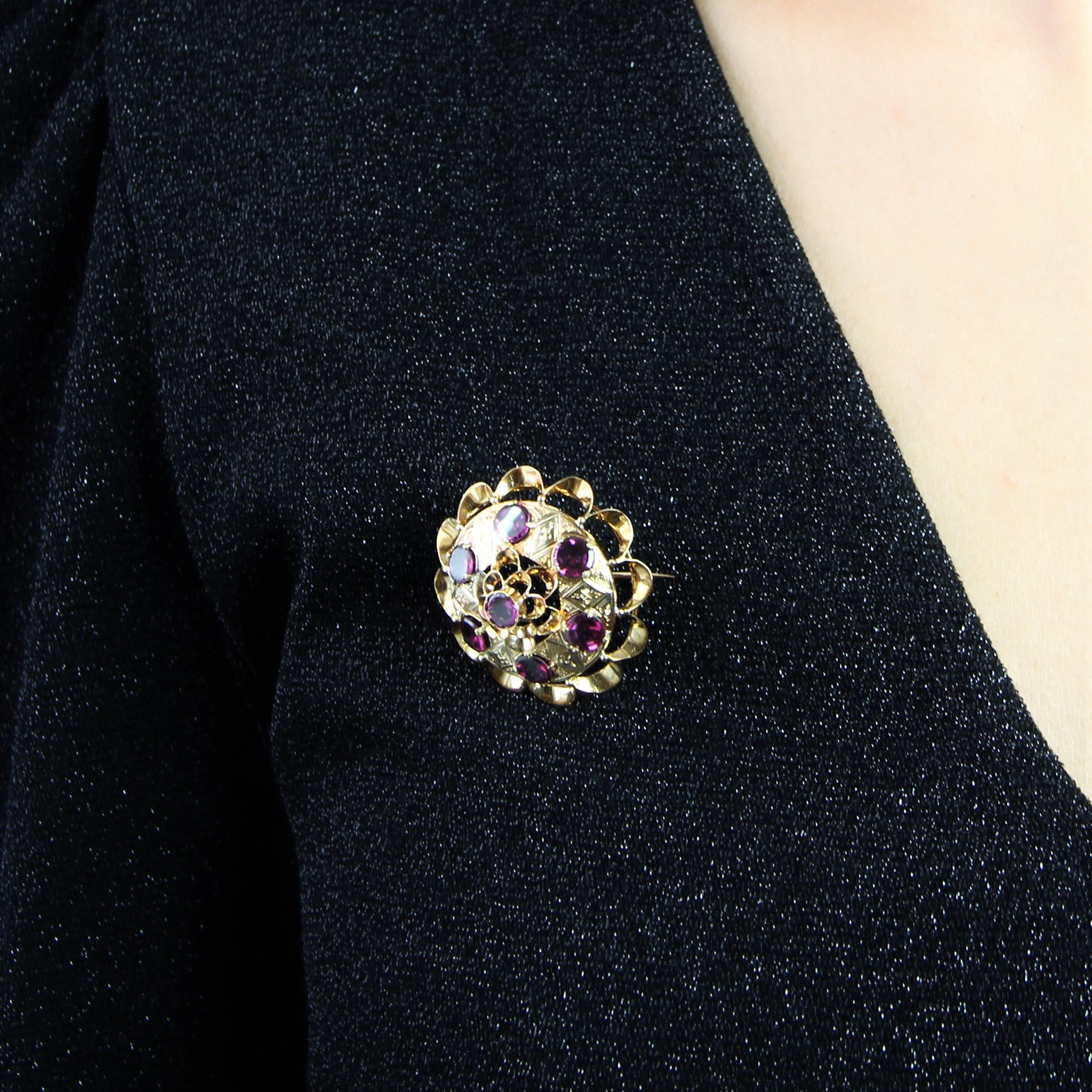 French, 20th Century 4 Carats Garnet 18 Karat Yellow Gold Brooch For Sale 1