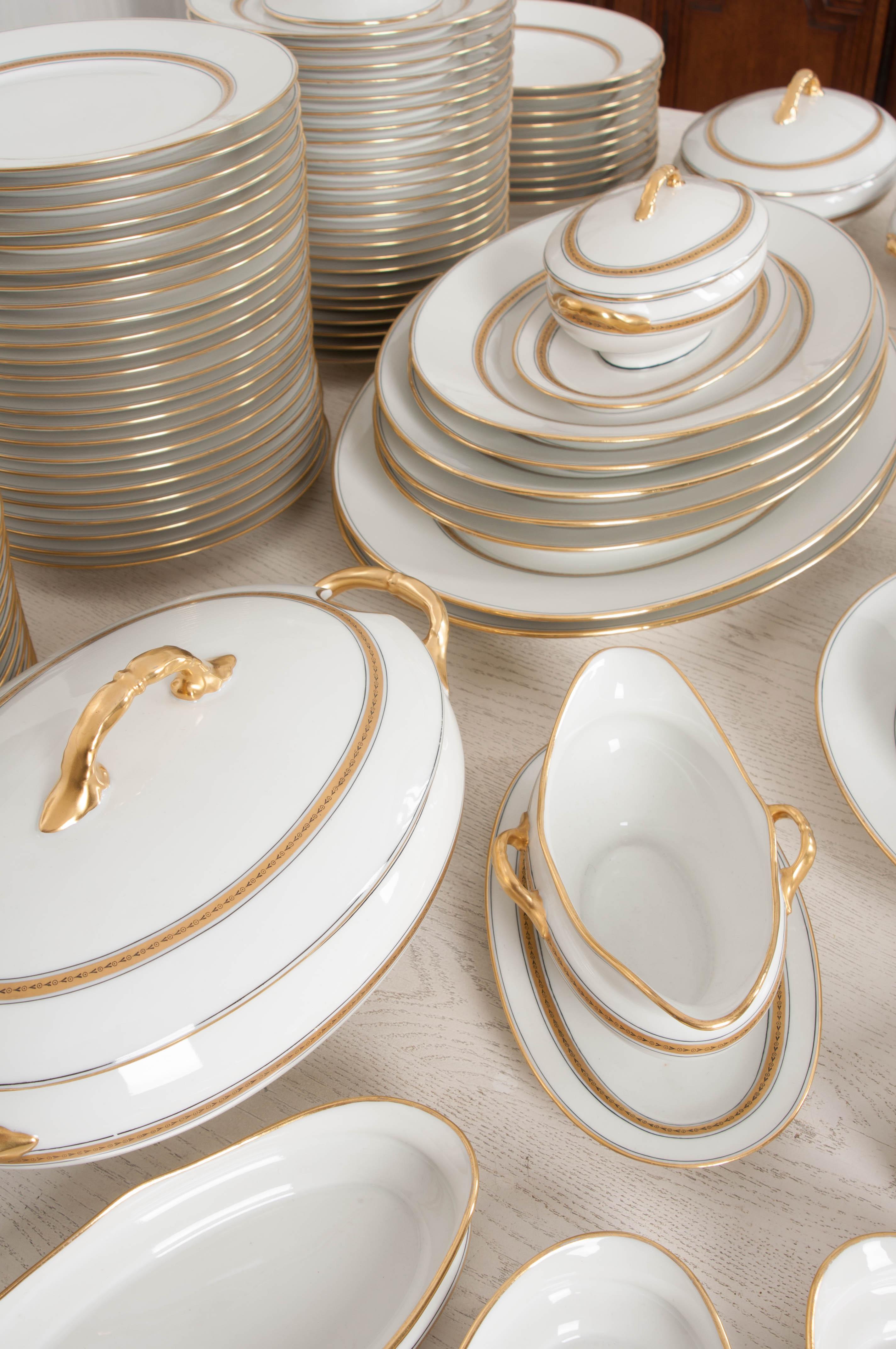 French 20th Century 93-Piece Limoges Luncheon Service 7