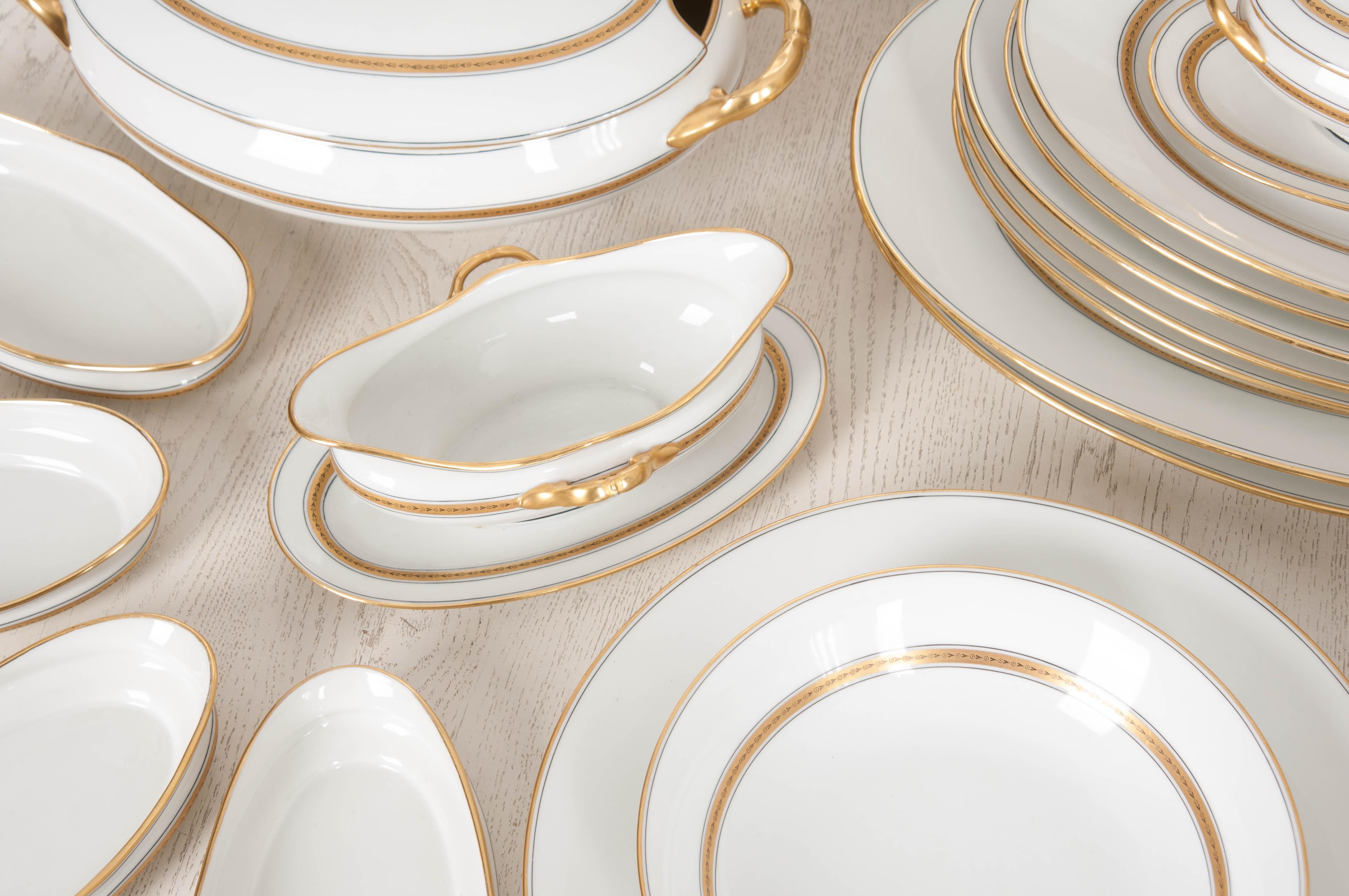 French 20th Century 93-Piece Limoges Luncheon Service In Good Condition In Baton Rouge, LA