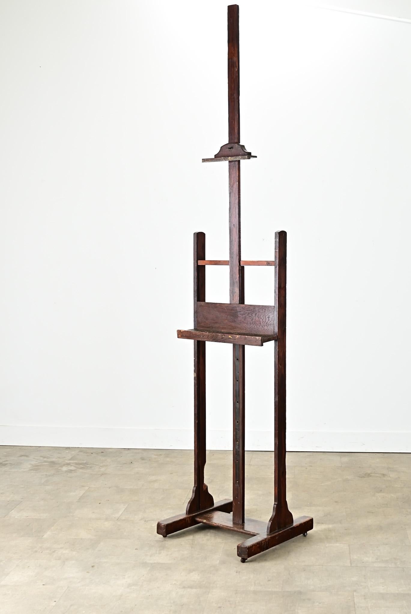 Questo cavalletto per artisti in Oak, risalente alla fine del XIX secolo, è una soluzione attraente per esporre opere d'arte di grandi dimensioni senza una parete, consentendo un'interazione e un coinvolgimento più personali con la tua collezione.