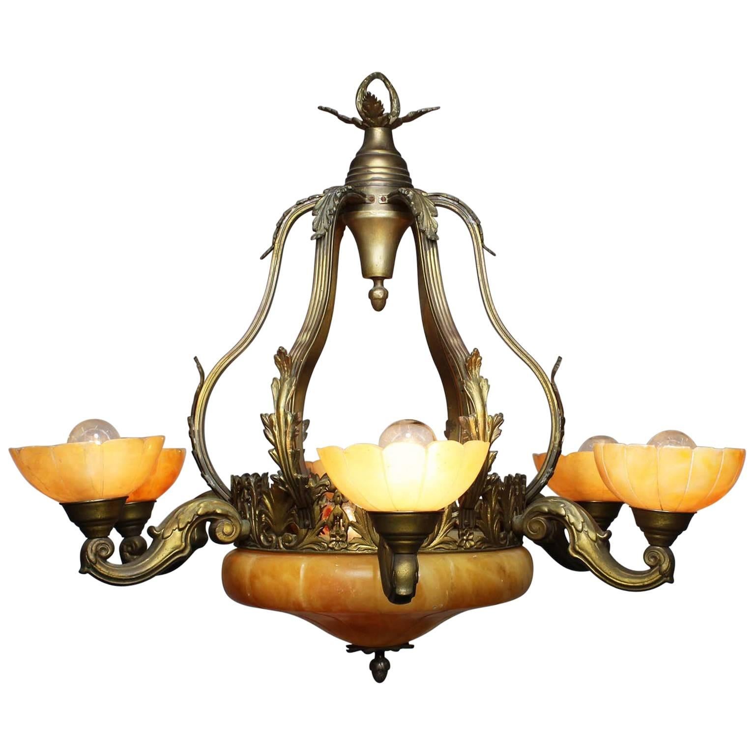 Lampadario a sei luci in bronzo e alabastro intagliato del XX secolo francese Art Carved