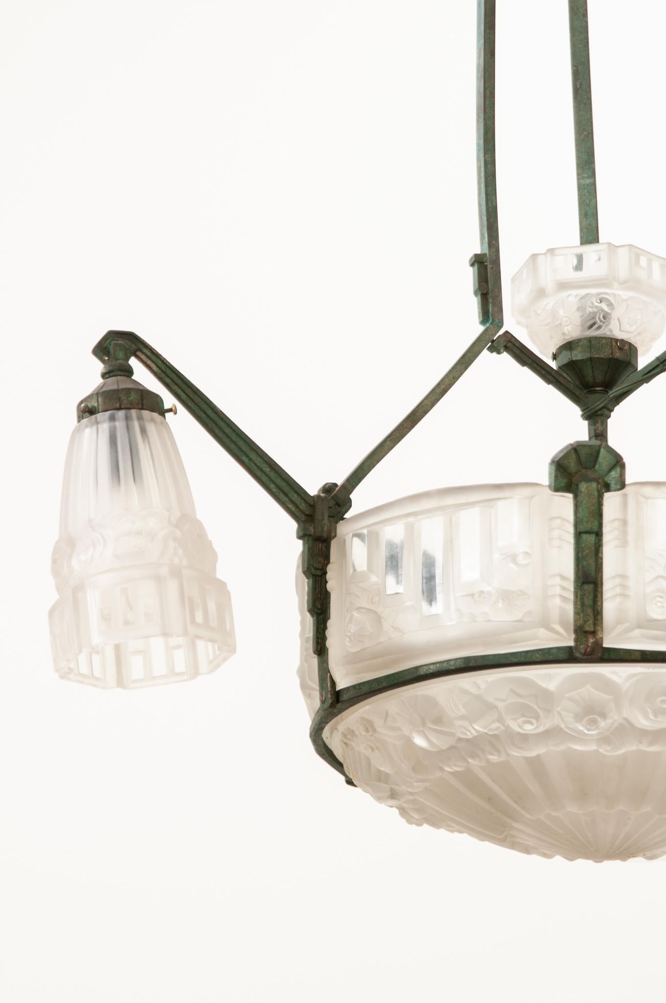 French 20th Century Art Deco Chandelier For Sale 10