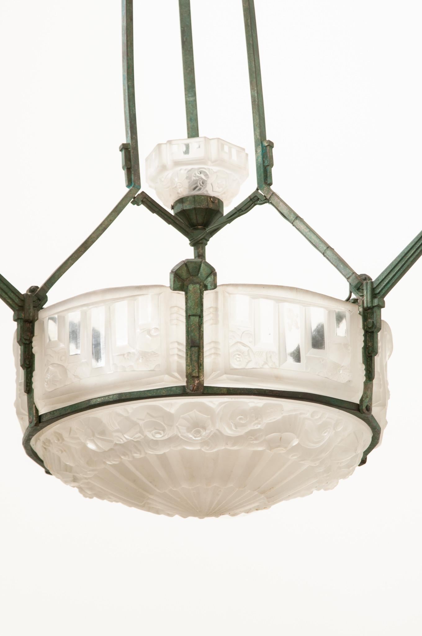 French 20th Century Art Deco Chandelier For Sale 11