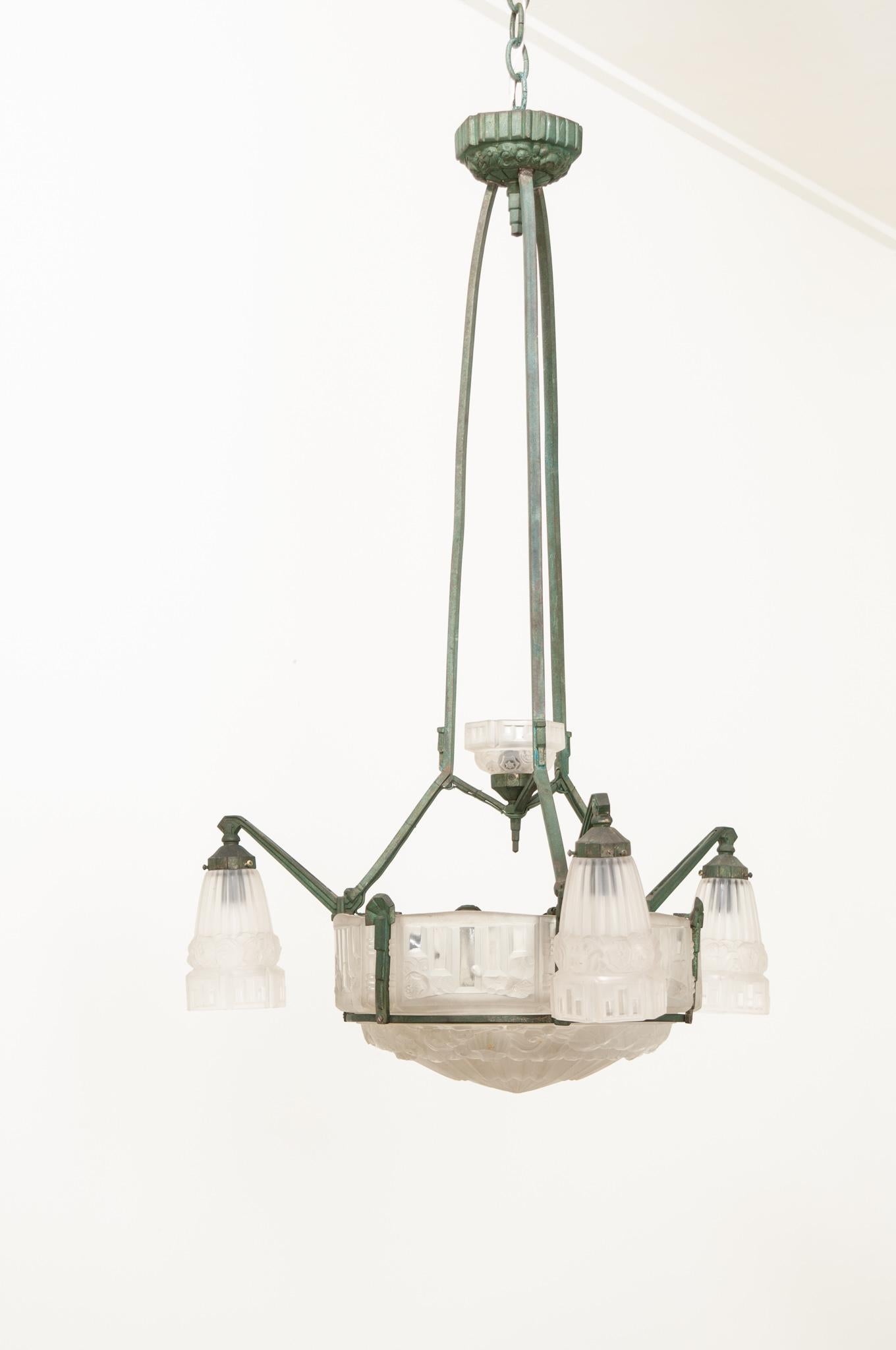 French 20th Century Art Deco Chandelier For Sale 1