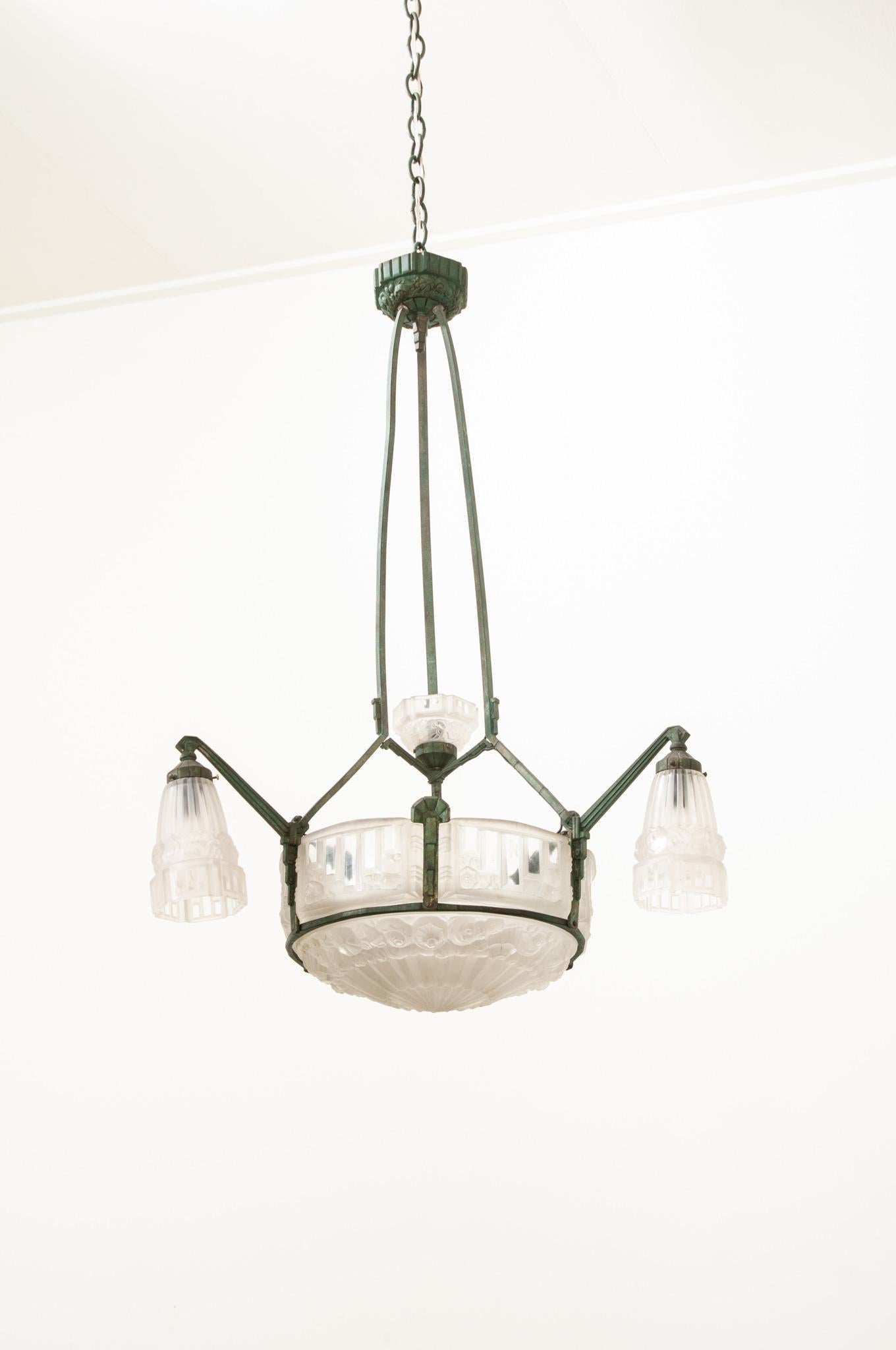 French 20th Century Art Deco Chandelier For Sale 3