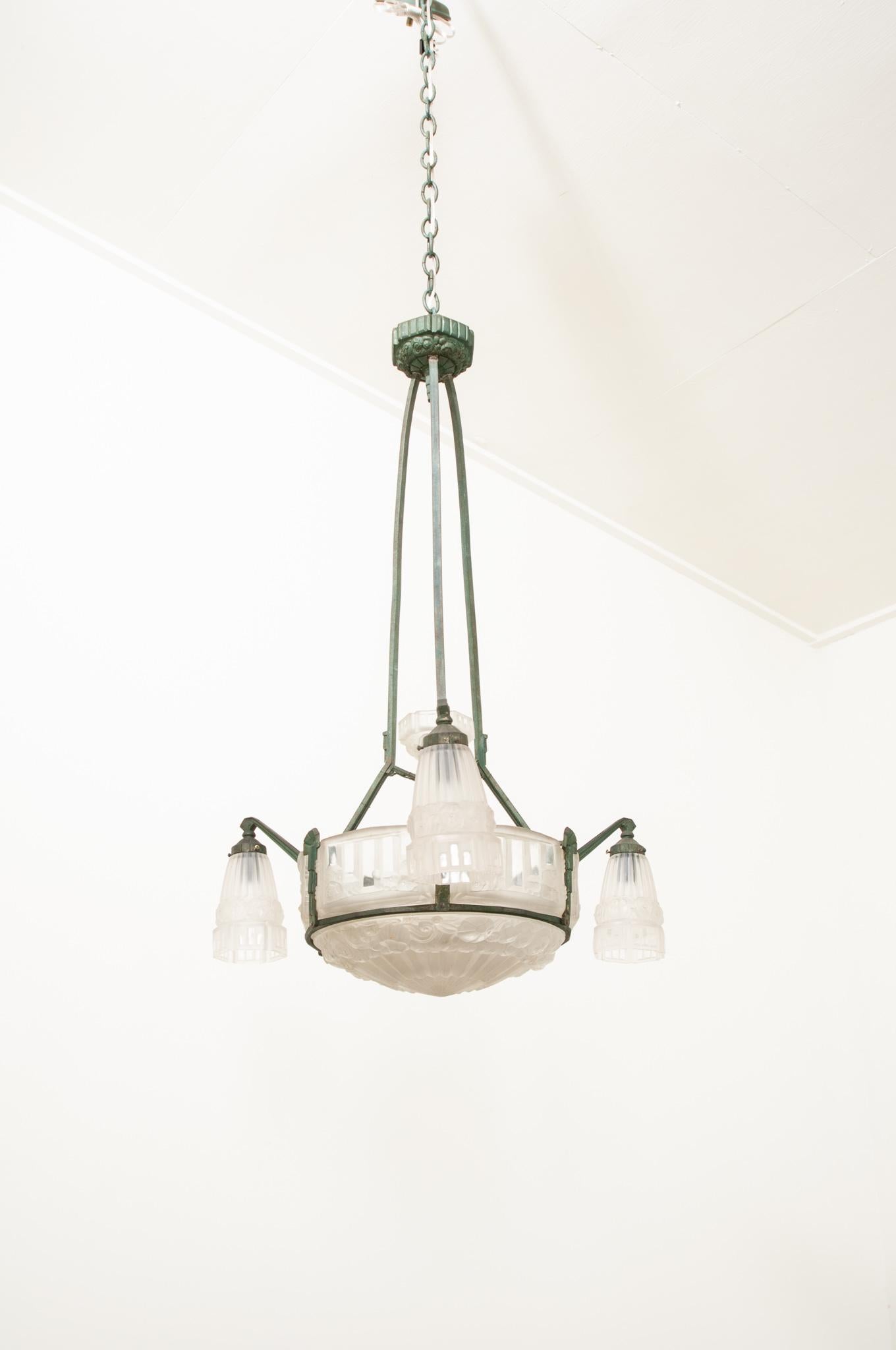 French 20th Century Art Deco Chandelier For Sale 4
