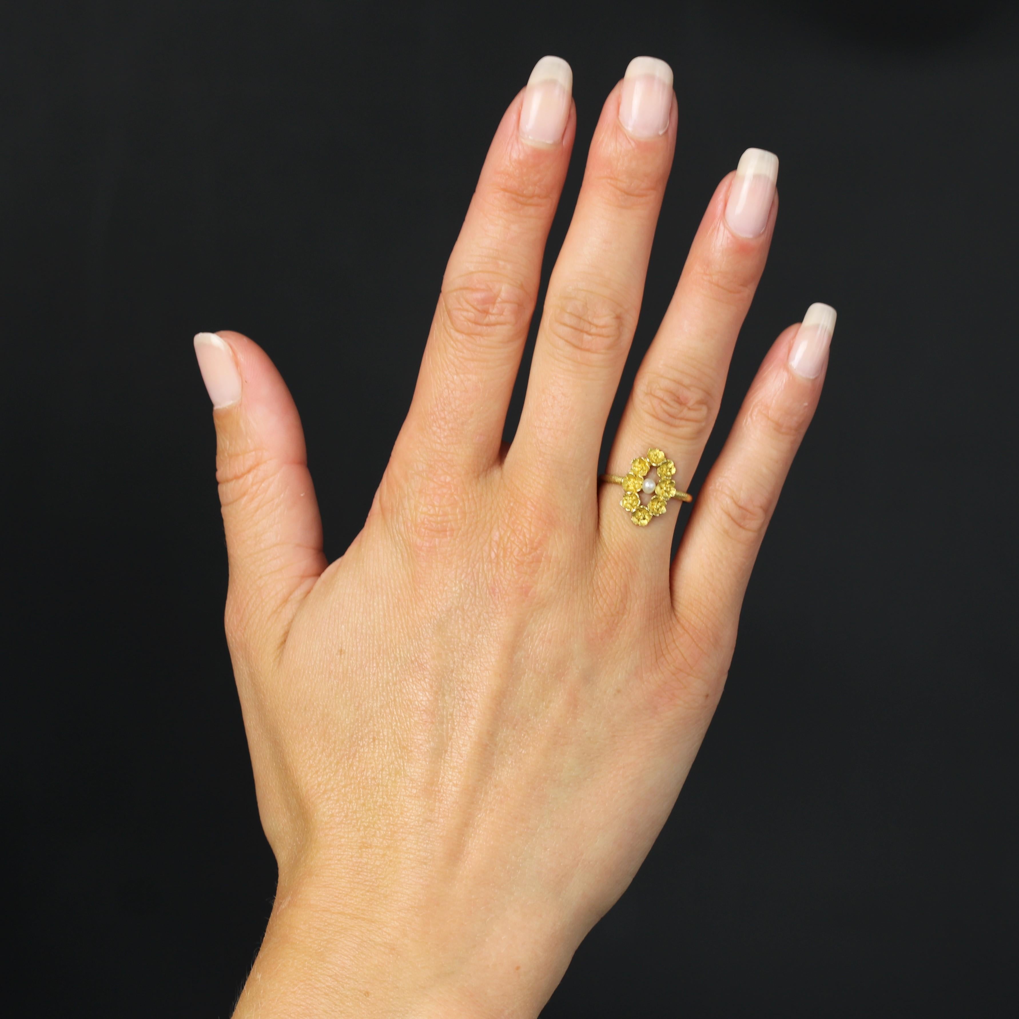 Ring in 18 karat yellow gold, eagle's head hallmark.
Feminine and authentic, this antique ring features 8 flower-shaped motifs that form the frame, with a fine baroque pearl set in the center. On either side of the head, the start of the ring is