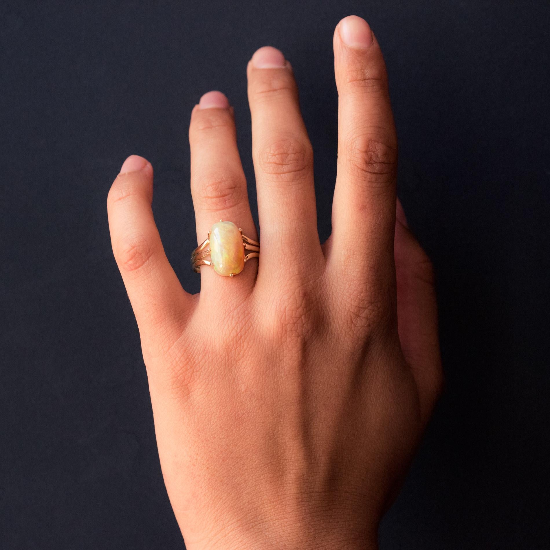 Ring aus 18 Karat Gelbgold.
Sublime antiken Ring, ist es von drei flachen Ringen, die auf der Oberseite eines rechteckigen Form Opal Cabochon unterstützen gebildet.
Gesamtgewicht des Opals: etwa 4,05 Karat.
Höhe: 17,6 mm, Breite: 11,1 mm, Dicke: ca.