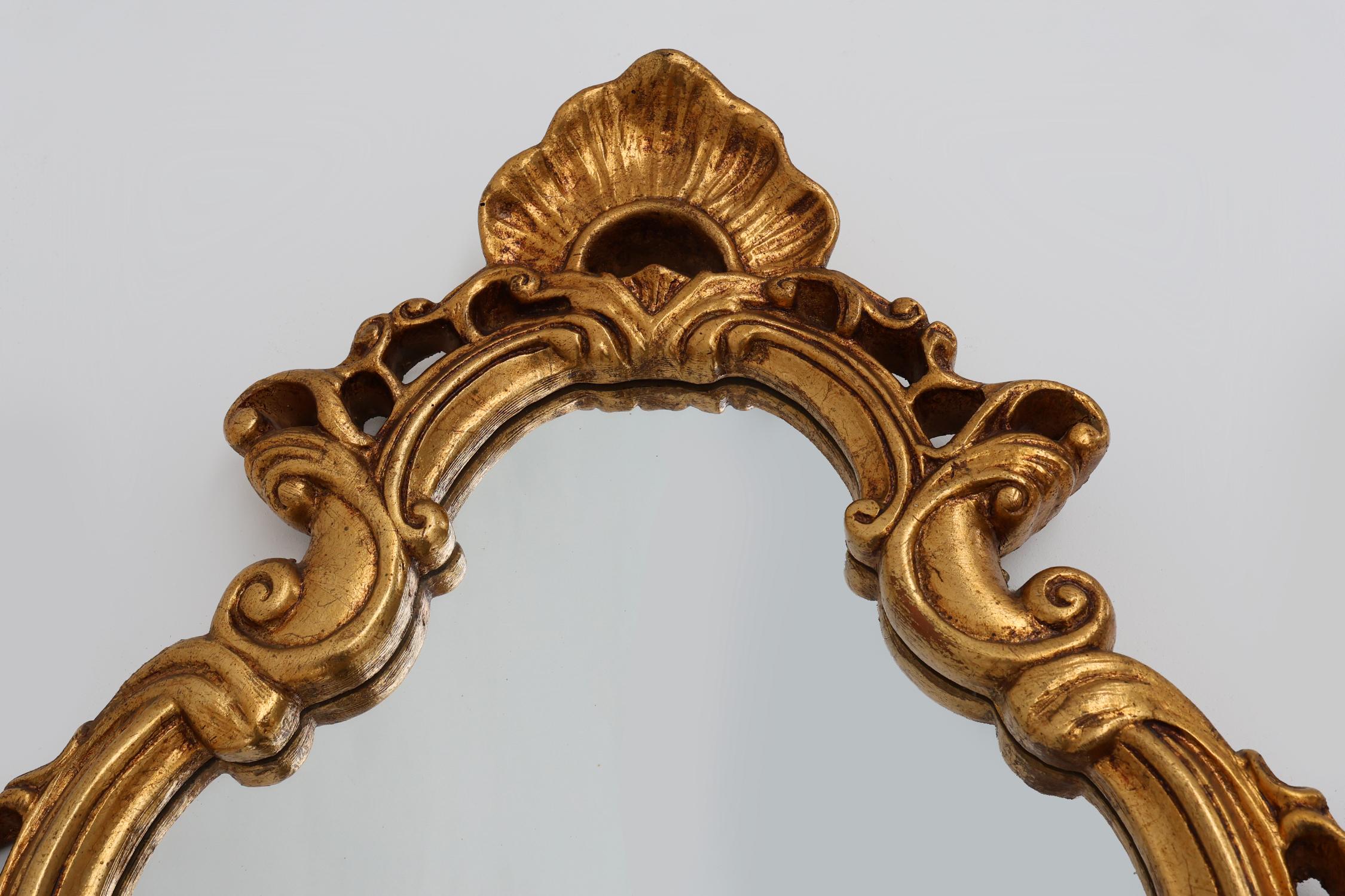 Francia / 1950 / specchio / resina / Barocco / Metà secolo

Specchio francese dorato a cresta stretta, in stile barocco classico. La cornice dorata, splendidamente dettagliata, è realizzata in resina e decorata con foglie d'acanto e, nella parte