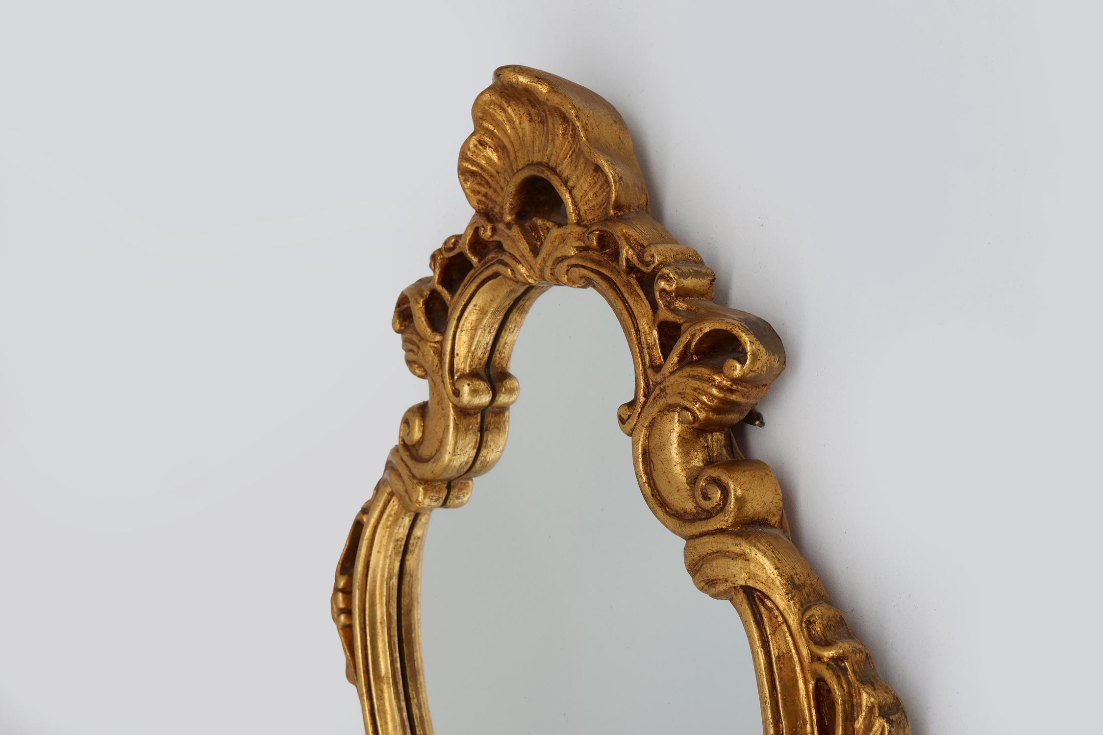 Metà XX secolo Specchio francese del XX secolo in stile barocco con cresta dorata in vendita