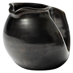 Brocca in ceramica nera del XX secolo, circa 1950, fatta a mano.